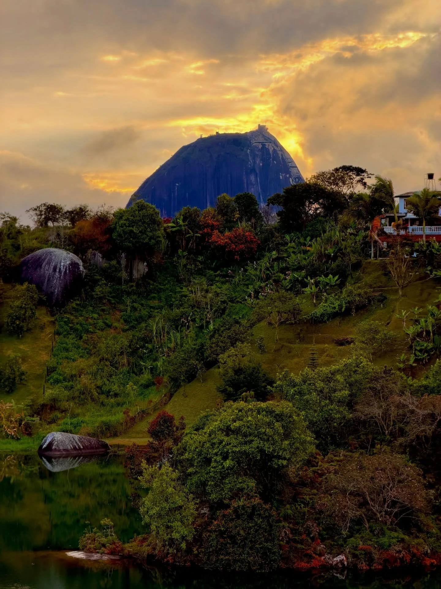 Where nature builds its own monuments and the sky lights the stage.
Guatap&eacute;, you&rsquo;re pure magic. ✨🌄

#colombia #guatape #shotoniphone #cloudrockertravels