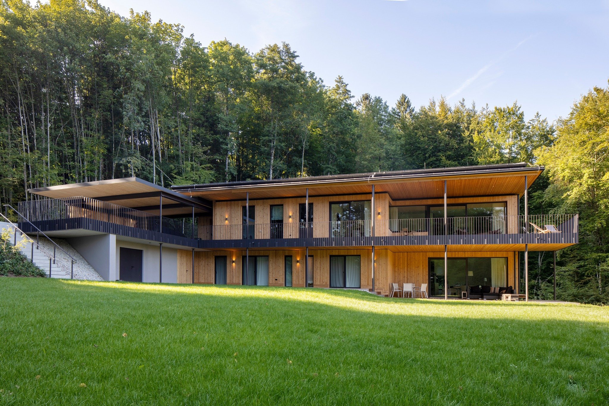 🏡 landhaus w. &ndash; wohnen zwischen wald &amp; see - eingebettet in die nat&uuml;rliche kulisse des mondsees entsteht ein landhaus, das architektur und landschaft in perfekter harmonie vereint. das bestandshaus, das sich vom see abwandte, weicht e