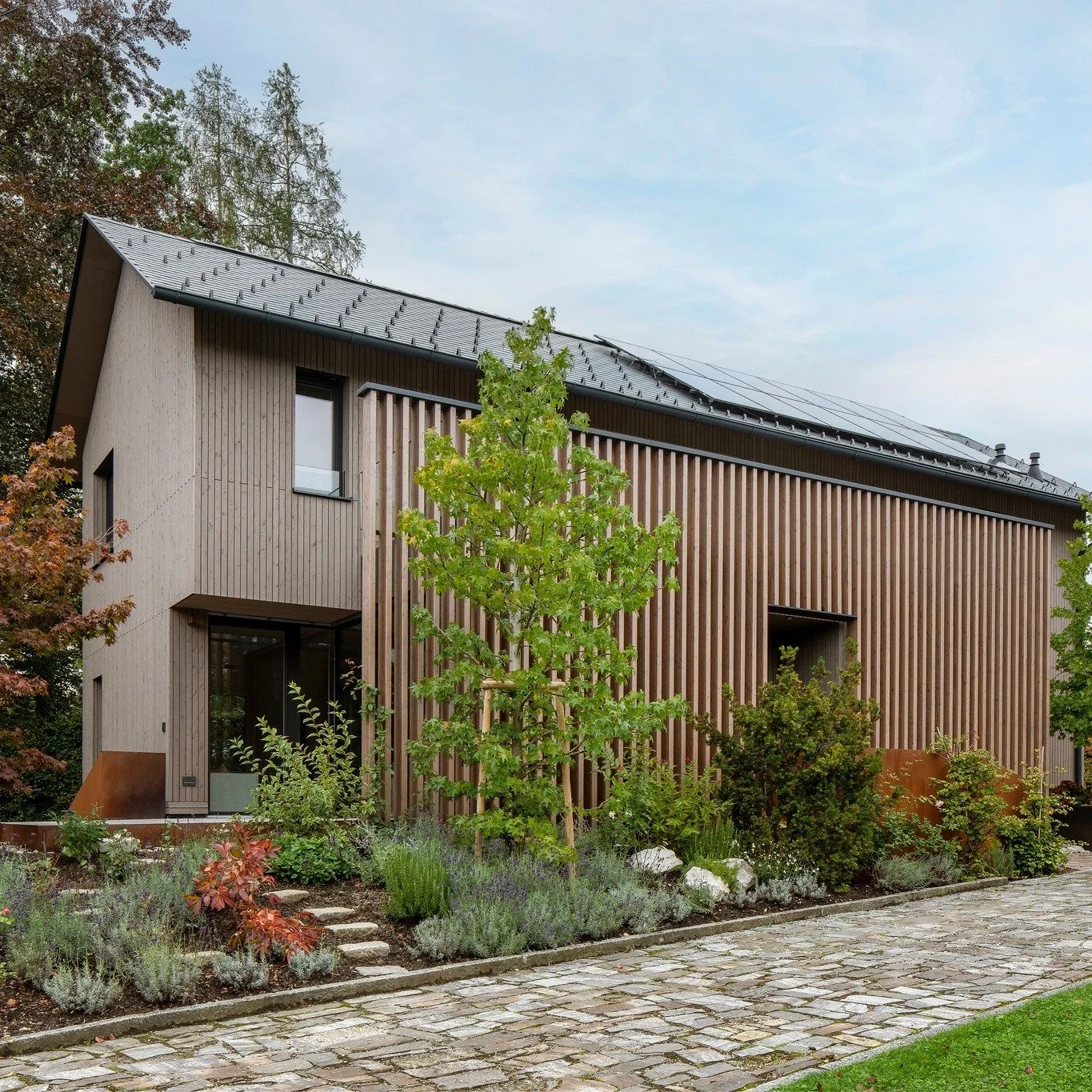 🏡 gästehaus zwei wohnungen, eine klare haltung: reduziert. ruhig. lichtdurchflutet.
helle holzoberflächen, fein abgestimmte details und eine zurückhaltende architektur prägen den charakter dieses hauses. eingebettet ins grü