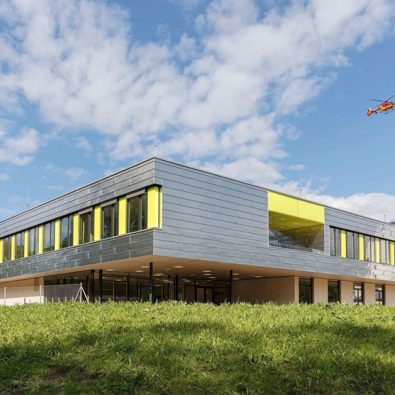 ausbildung neu gedacht – krankenpflegeschule kufstein / endach 🏥konzipiert als erweiterung und räumlicher abschluss des bezirkskrankenhauses kufstein. eine zweigeschossige pflegeschule in konstruktivem holzbau – mit kurzen wegen, of