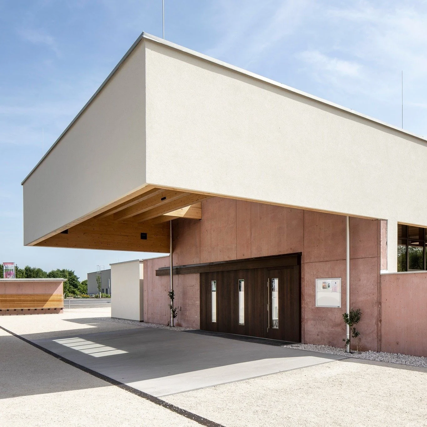 ein gebäude, das design, funktionalität und menschlichkeit vereint 🪦💐 beim planen war es uns besonders wichtig, trauergäste schon beim ankommen vor der hektik der außenwelt zu schützen.
die bestehende friedhofsmauer wurde