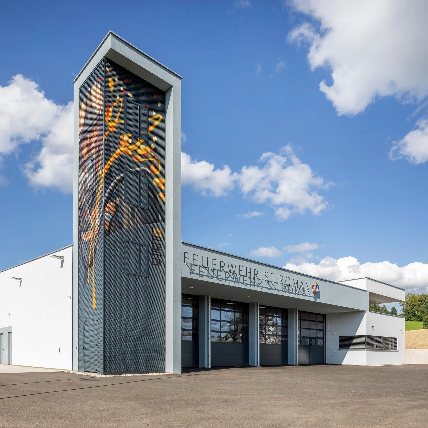 fertiggestellt: neues feuerwehrhaus st. roman 🚒 nah am ortskern steht das neue feuerwehrgebäude mit großzügigem vorplatz, 4 ausfahrtstoren, eigenem waschplatz für die einsatzfahrzeuge und begrünter laufbahn für üb