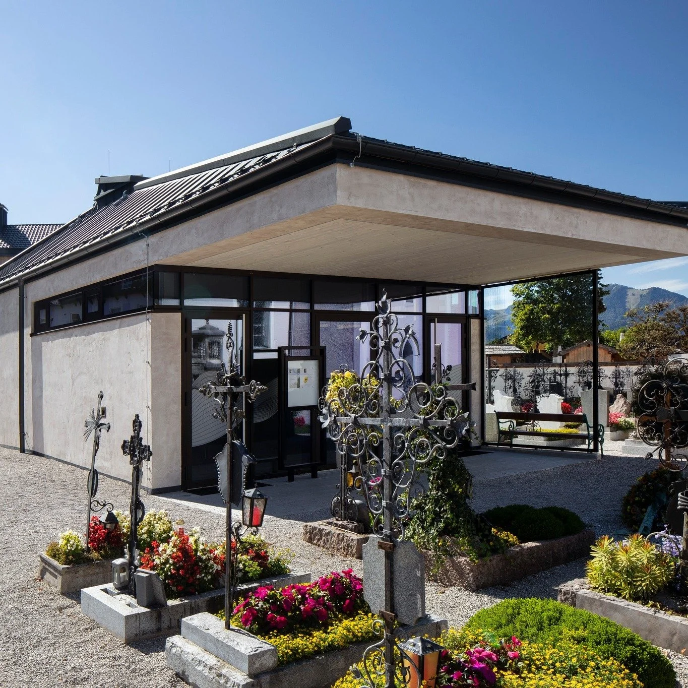 fertiggestellt ➡️ der zubau des gemeindeamtes und der neubau der verabschiedungshalle im ortskern von strobl wurden zu einem echten architektonischen highlight.

durch den einsatz verschiedener materialien und geb&auml;udeformen entstand eine klare o