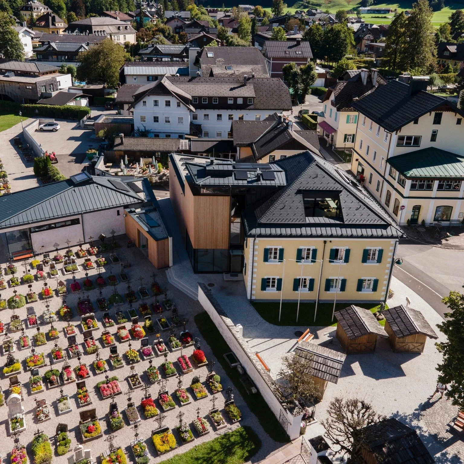 strobl: gemeindeamt, pfarrkirche und friedhof - alles im ortszentrum vereint 🔝

das neue gemeindezentrum vereint geschichte und modernen komfort: der 120 jahre alte bestand wurde generalsaniert, die bestehenden au&szlig;enmauern und der dachstuhl er