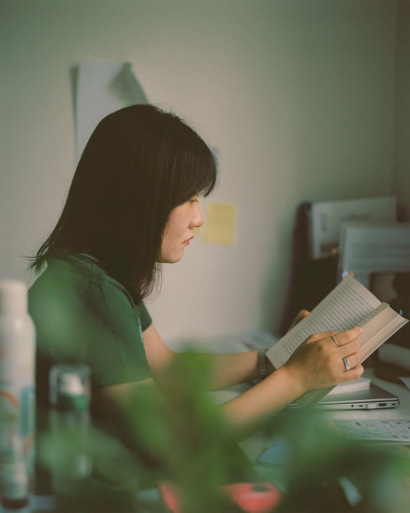 緑が好きなオジン。沢山の調味料や本に囲まれた小さな部屋は、彼女の秘密基地のようで楽しかった。
9月からは新しい街での生活がスタート。
新しい部屋もきっと彼女の心地よい場所になるはず。

Eojin, qui aime le vert🌱
Sa petite chambre, entour&eacute;e d&rsquo;&eacute;pices et de livres, ressemblait &agrave; son repaire secret.
&Agrave; partir de 
