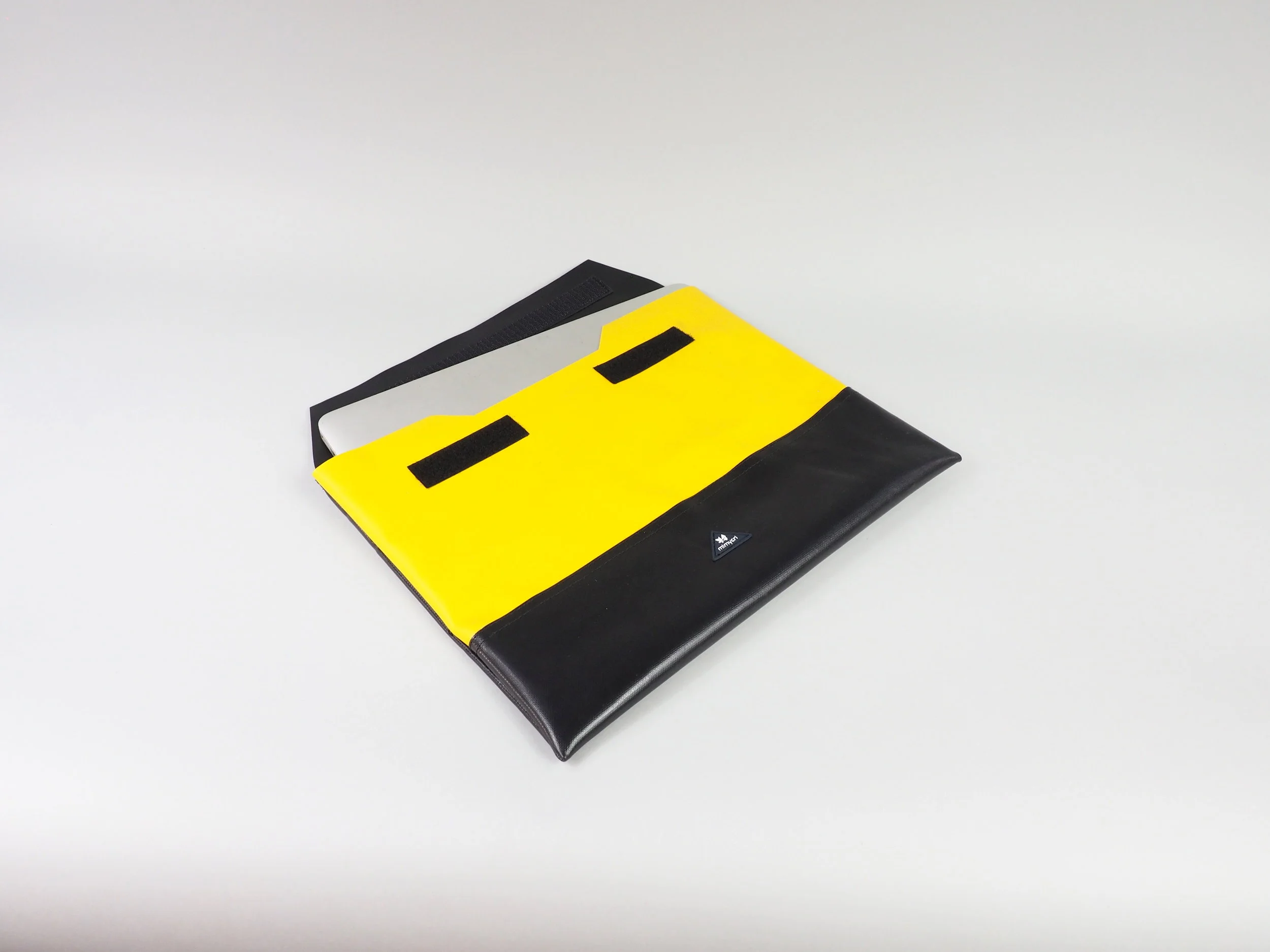 laptop case black yellow liegend.JPG