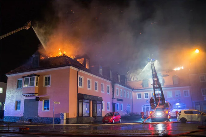Burning refugee shelter in Bautzen 2016, source: https://www.proasyl.de/hintergrund/menschen-in-lebensgefahr-rechte-hetze-und-gewalt-gegen-fluechtlinge-nehmen-weiter-zu/