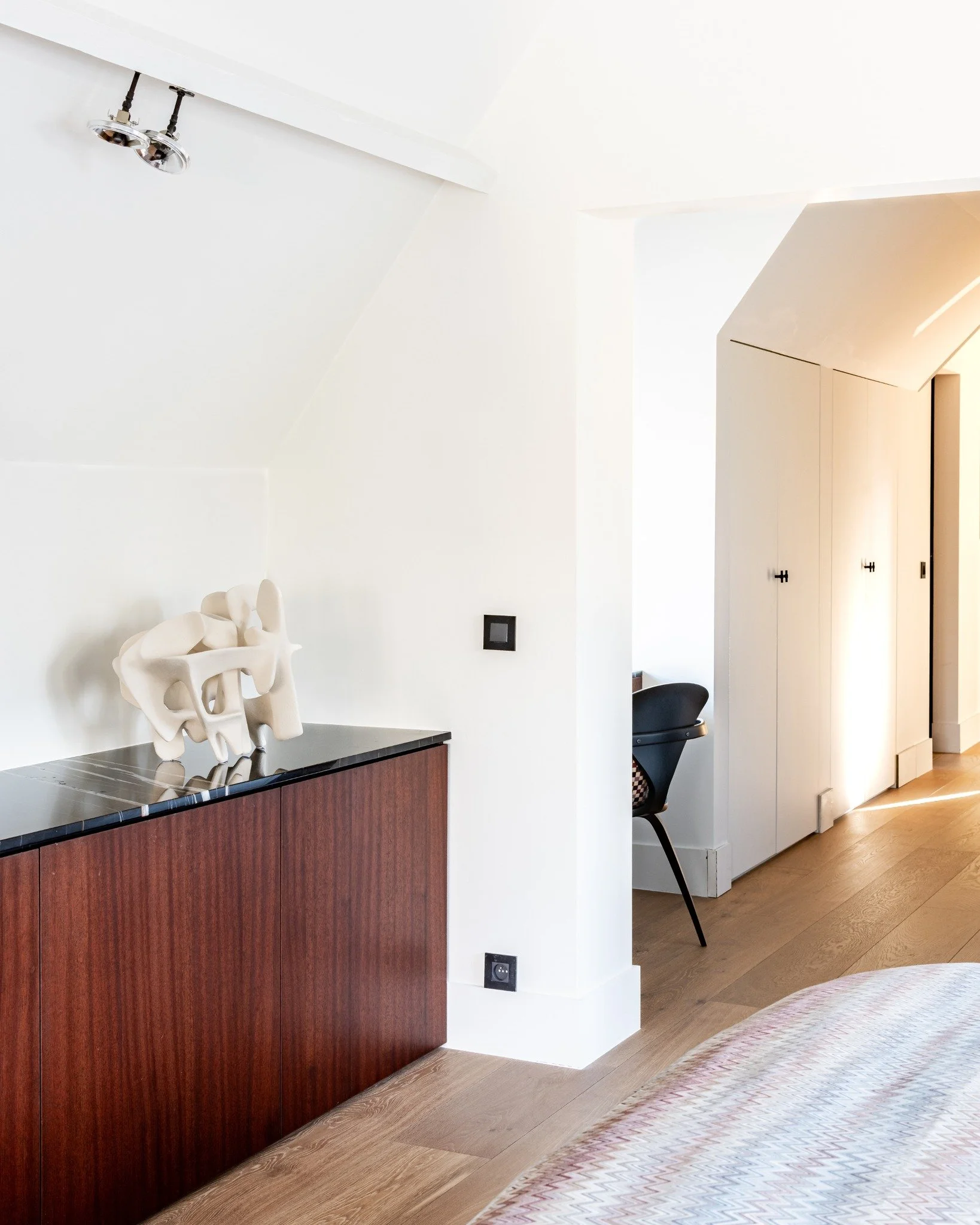 strak wandmeubel en bureau op maat, vakmanschap op z'n best!

━

gebruikte materialen // jatoba houtfineer @dimec.be - afwerking @rubiomonocoatbelgie kleur walnut

━

foto // @studio.vedette

#schrijnwerkerij #vestiaire #vestiairekast #kastopmaat #bu