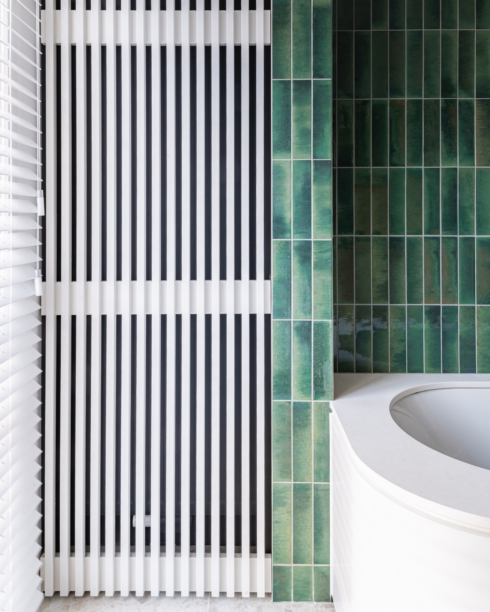 kinderbadkamer met slim lattenwerk - om de chauffage netjes te verbergen - gespot! 

━

gebruikte materialen // fineer met schilderwerk

━

foto // @studio.vedette
ontwerp // @stevenvandooreninterior
partners // @dewaalnv @zedreno.be

#wooncomfort #l