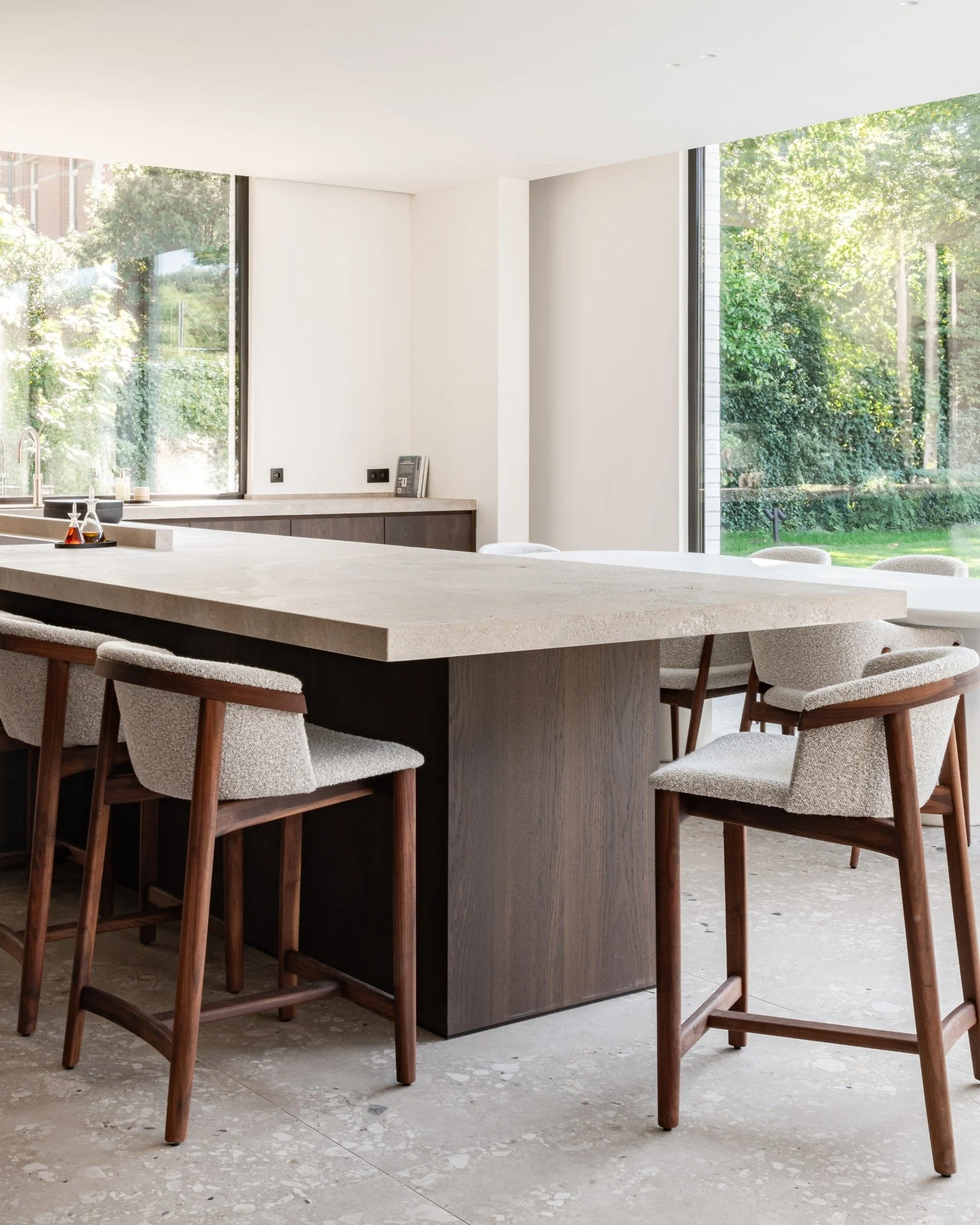 hoogwaardig maatwerk voor een keuken waar elk detail telt

━

gebruikte materialen // gerookte eik fineer @dimec.be met vernis afwerking
@duthoocoatingconcepts 

━

foto // @studio.vedette 
ontwerp interieur // @elinedprtr 
bouw &amp; ontwerp // @thy