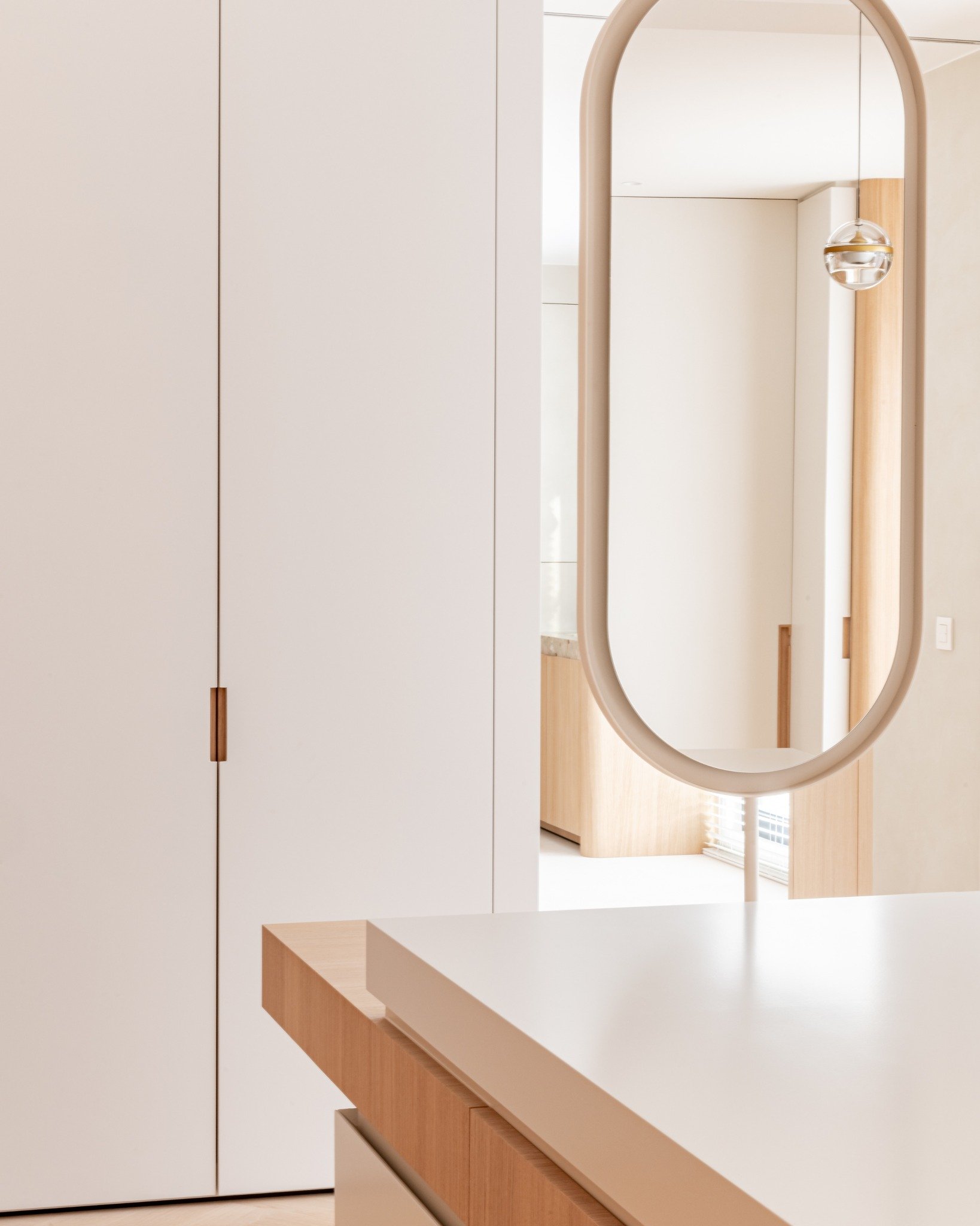 subtiele vormen - verfijnde afwerking

━

gebruikte materialen // eik kwartier @placeabois_byvancagroup met vernis afwerking @duthoocoatingconcepts

━

foto // @studio.vedette
ontwerp // @stevenvandooreninterior
partners // @dewaalnv @parketvloeren_m