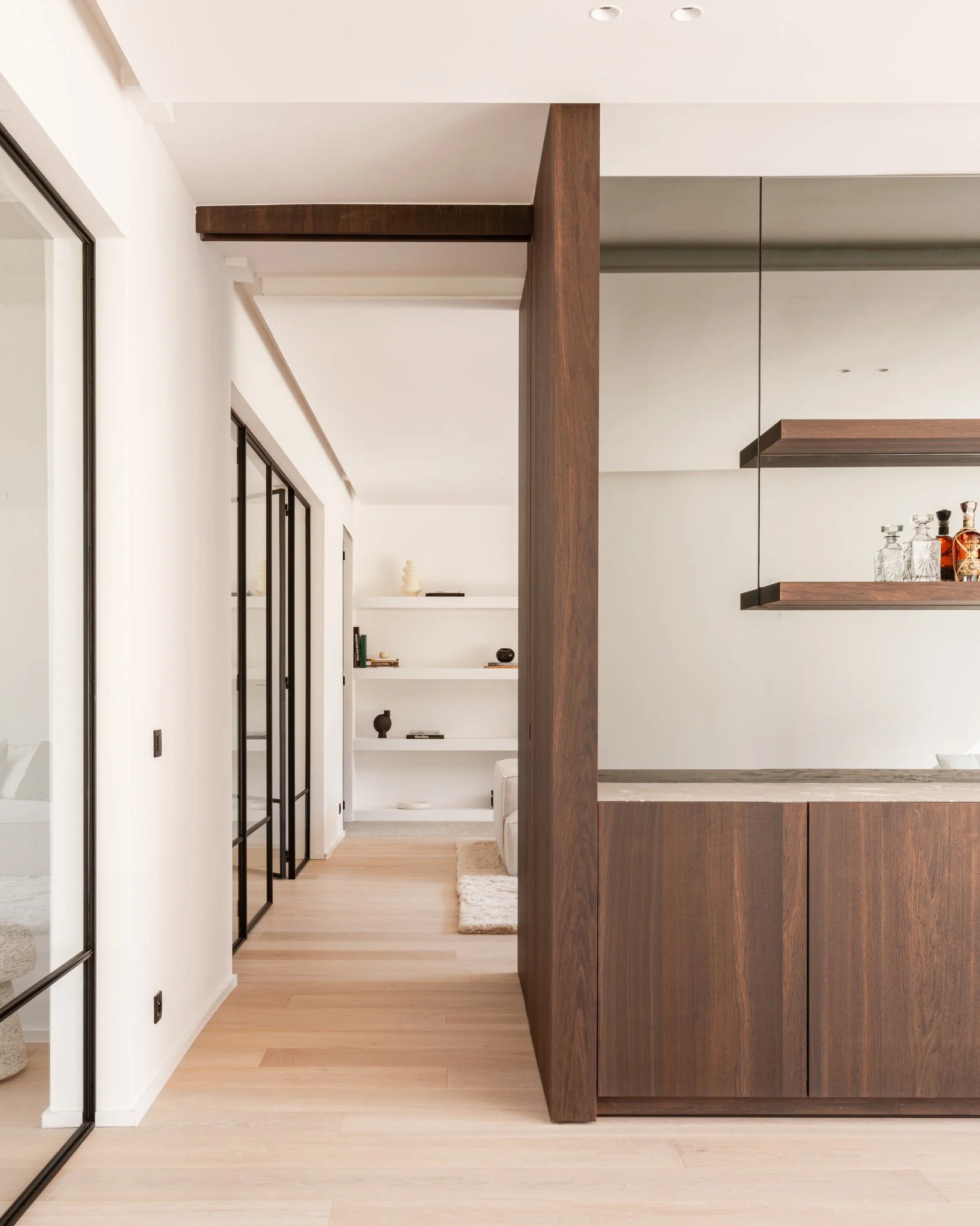 stijlvol barmeubel met strakke lijnen &amp; verfijnde afwerking

━

gebruikte materialen // gerookte eik fineer @dimec.be
met vernis afwerking @duthoocoatingconcepts

━

foto // @studio.vedette
ontwerp interieur // @elinedprtr
bouw &amp; ontwerp // @