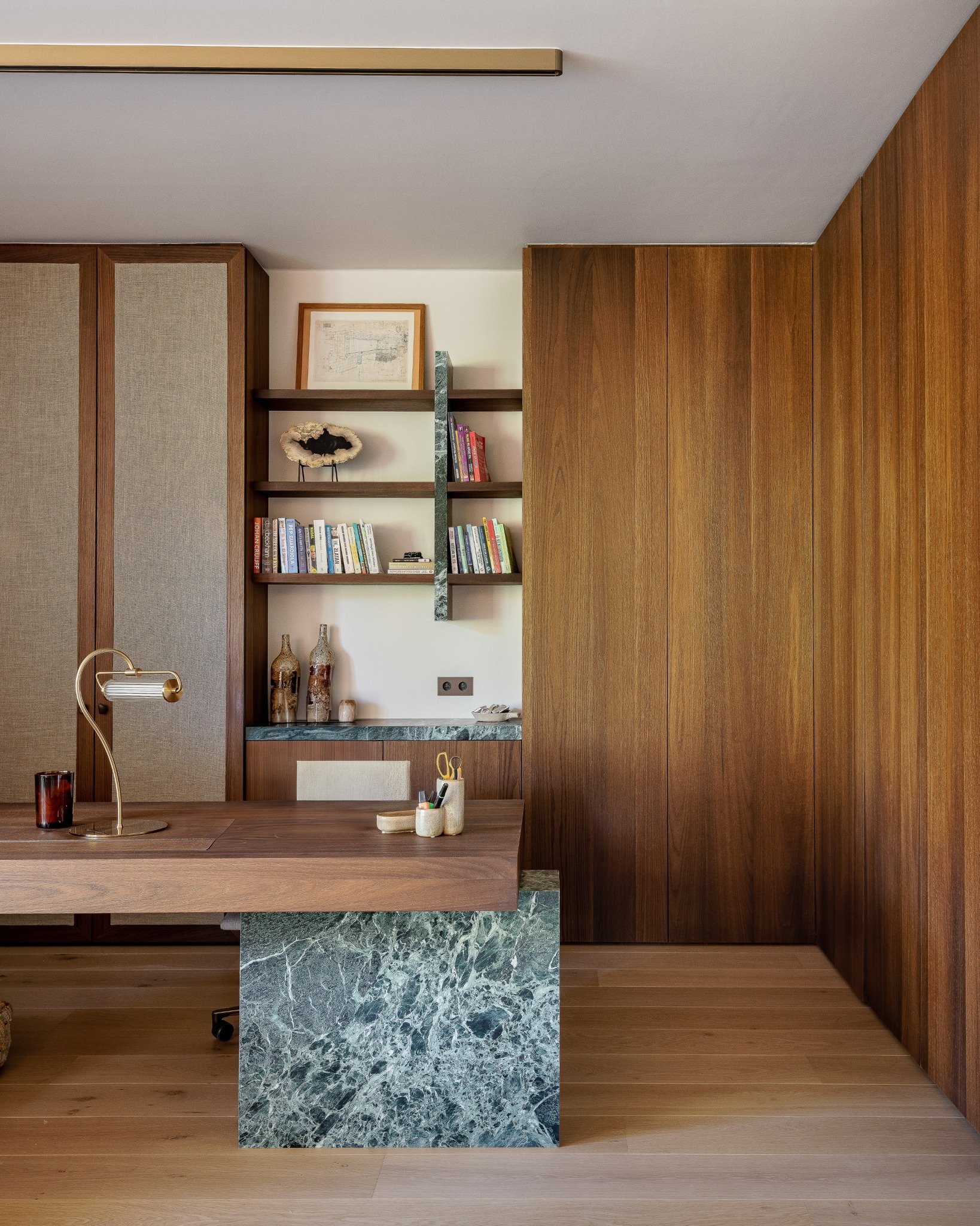 elegant werken &ndash; omringd door warme houttonen en verfijnde marmeraccenten

━

gebruikte materialen // gerookte eik fineer &ndash; behandeld met olie, fronten met stoffering, natuursteen @verbaendert_natuursteen 

━

foto // @studio.vedette 
ont