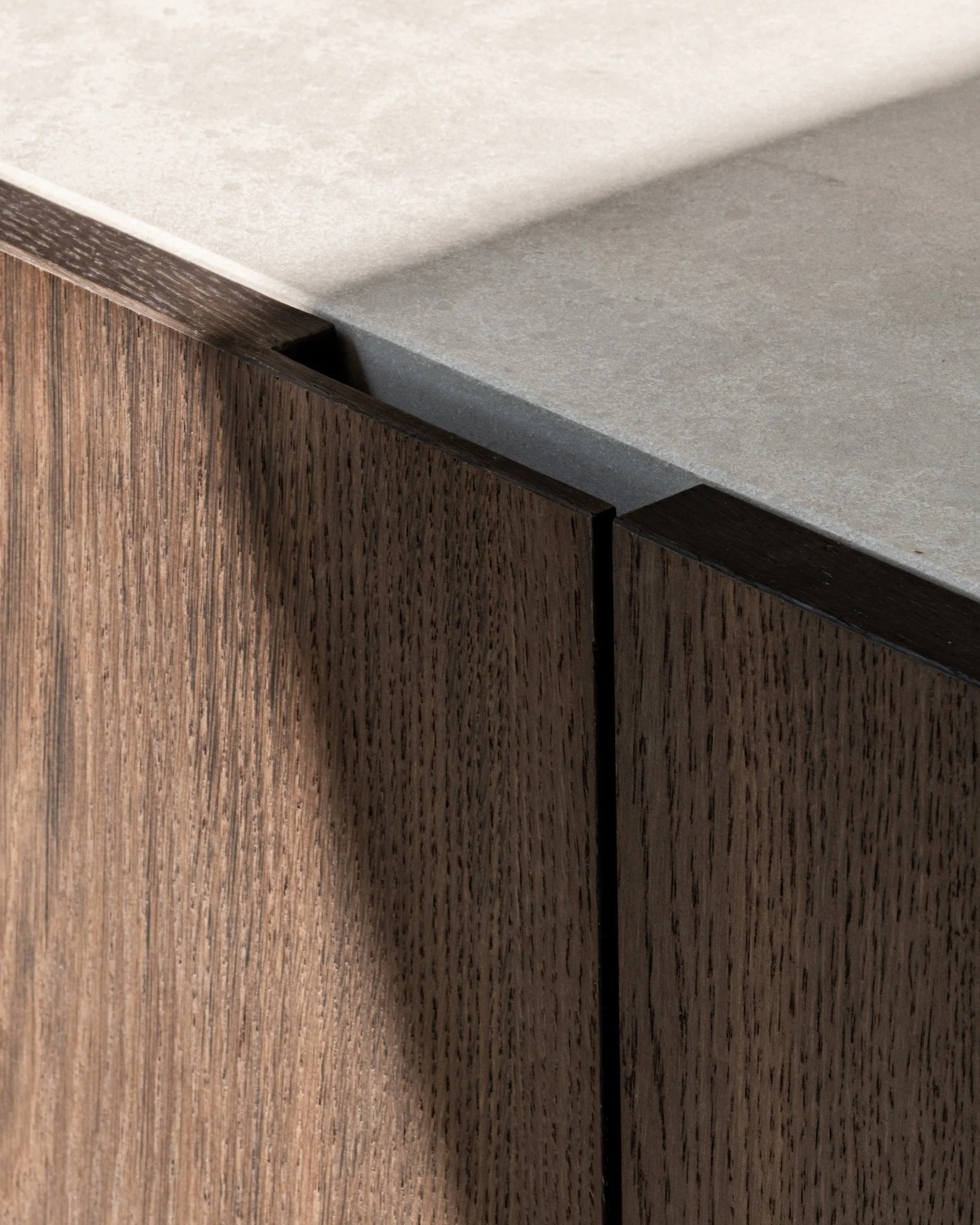 details die het verschil maken! 

━

gebruikte materialen // gerookte eik fineer @dimec.be met vernis afwerking
@duthoocoatingconcepts 

━

foto // @studio.vedette 
ontwerp interieur // @elinedprtr 
bouw &amp; ontwerp // @thys_housing 

#schrijnwerke