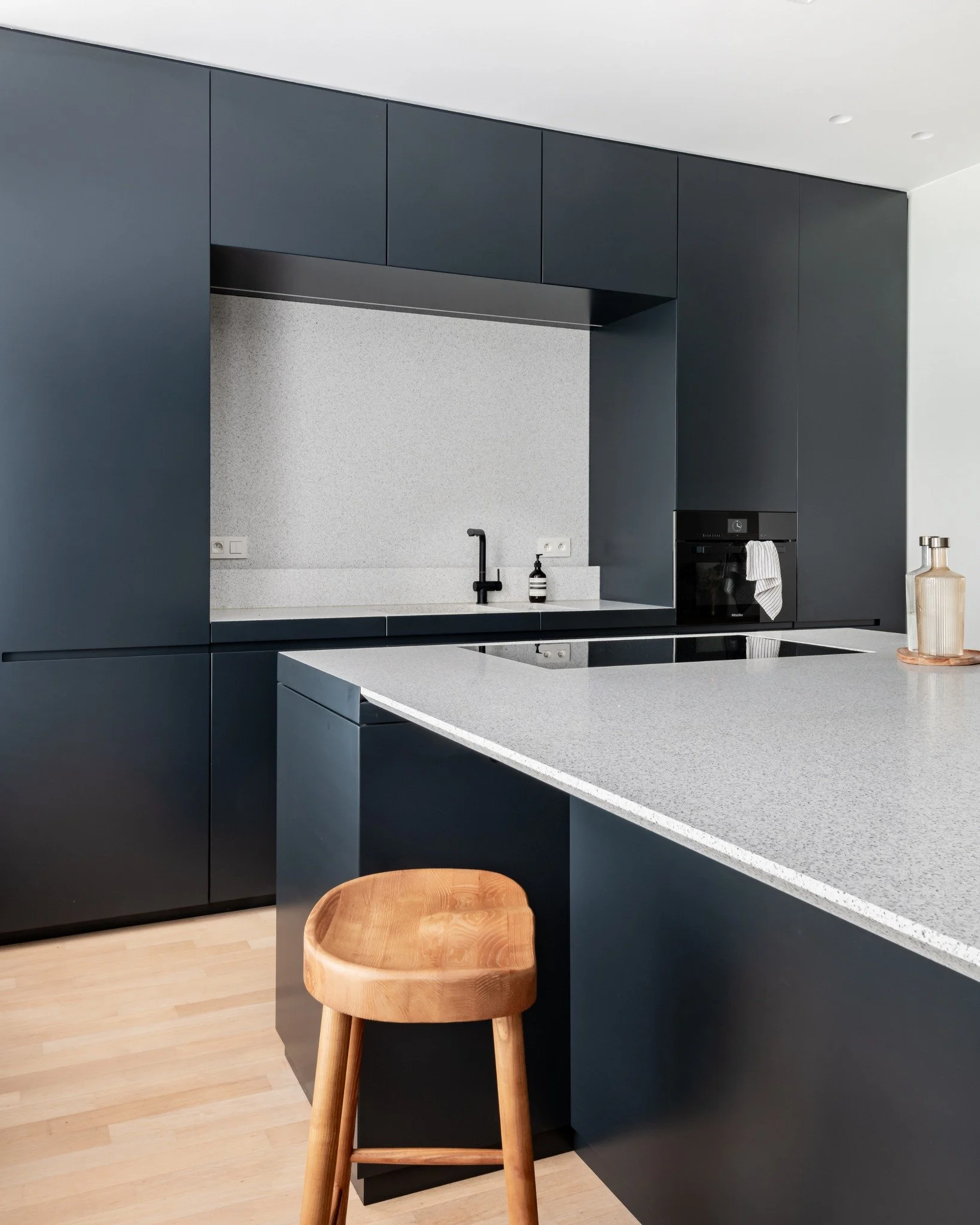 subtiele lijnen - krachtige eenvoud

━

gebruikte materialen // fronten met lakwerk (RAL 7021) en ingewerkte grepen, terrazzo tablet @amtmaatwerk 

━

foto // @studio.vedette
ontwerp // @isalinedebackerinterieur 

#schrijnwerkerij #interieuropmaat  #