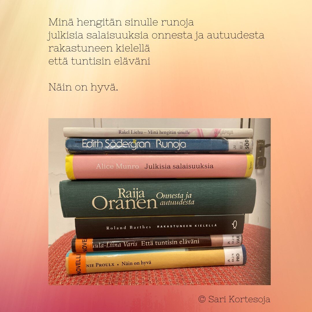 ✨kirjoitusvinkki✨

Tänään oli kirjanselkärunon vuoro, kun ei oikein muuten tahtonut tekstiä tulla - ei opiskeluun eikä työhön liittyvää. On hauskaa katsella omaa kirjahyllyä odottaen, mitkä kirjan nimet sieltä pomppaavat runoon mukaan. 
