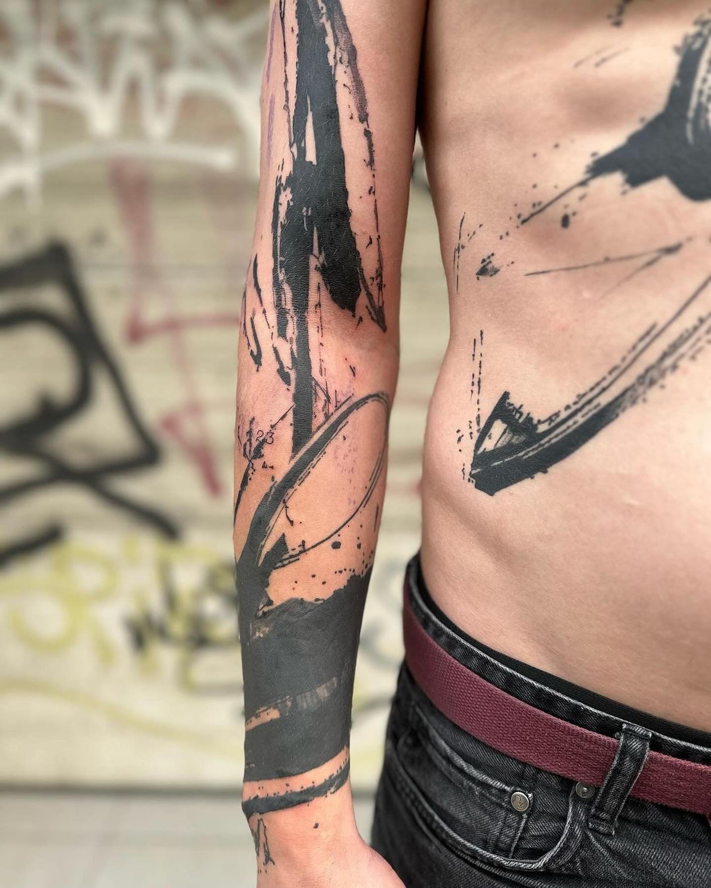 by @grieta.art 🖤
guest artist

please swipe left &bull;

we will host Grieta at NO&Iuml;A BERLIN from May 27th until 31st in 2024 &bull;

for bookings, please contact💌
grietabutjankowa@gmail.com &bull;

@tttas.supply 

#freehand #abstracttattoos #n