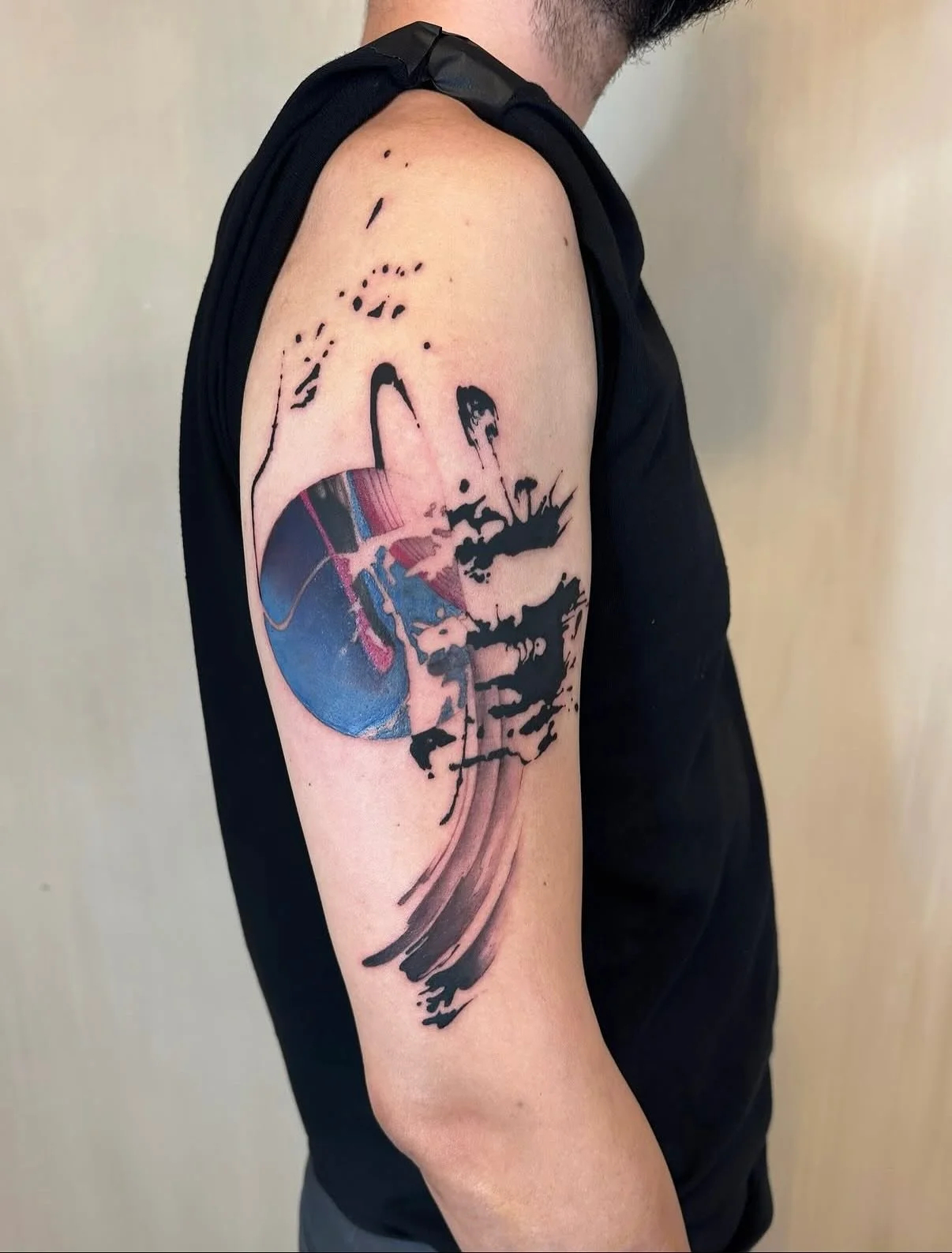 Artist | @szavctr 
NOIA Guest artist / November/December 2025
Bookings > DM @szavctr or use the link in our bio

Your skin. Your art. Your flow. 

NO&Iuml;A | BERLIN

#noiatattoo #noiastudio #noiaberlin #tattooberlin #tattooart #tattooartist #tatt