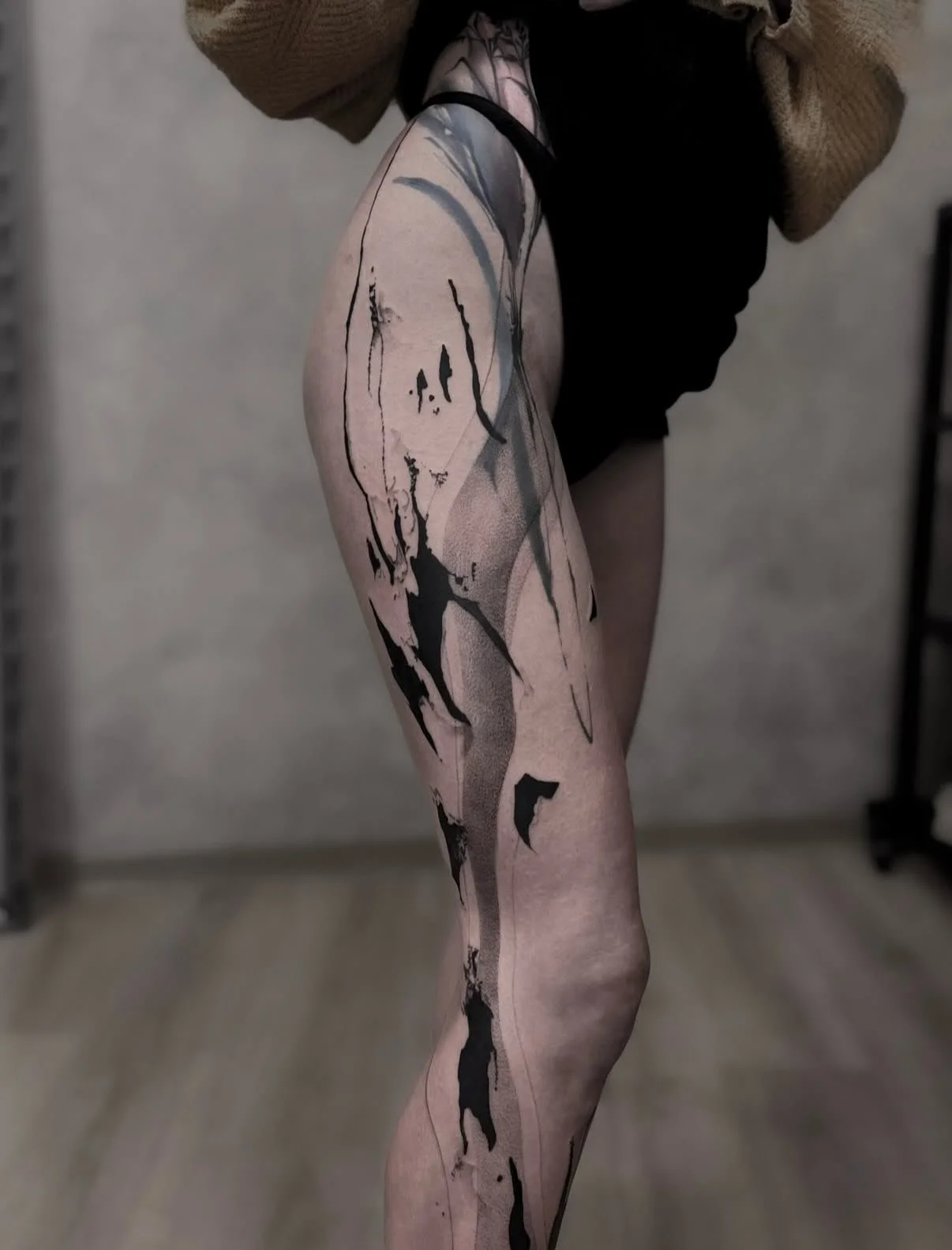 Artist | @nika_hol_ 
NOIA Artist March 6-9 2026
Bookings > please check @nika_hol_ or use the link in our bio

Your skin. Your art. Your flow.

NO&Iuml;A | BERLIN

#berlintattoo #abstracttattoos #legtattoos #armtattoos
