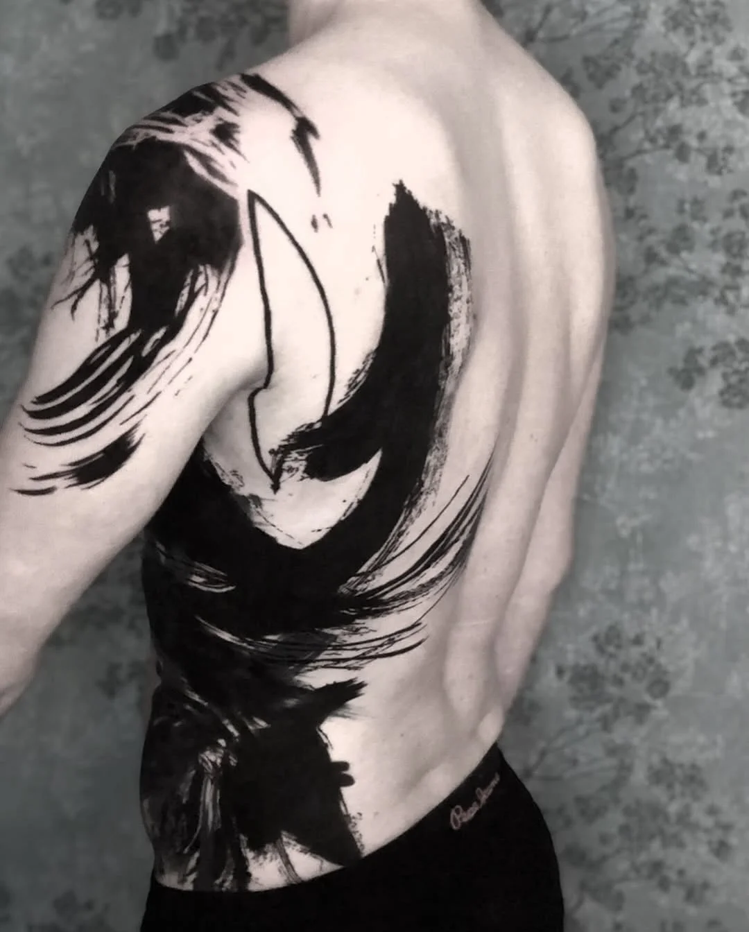 Artist | @thomas_acid.ttt 
Guest Artist February 16-19 / 2026
Bookings > Please check @thomas_acid.ttt or use the link in our bio

Your skin. Your art. Your flow. 

NO&Iuml;A | BERLIN

#berlintattoos #abstracttattoos #brushstroketattoo #legtattoos