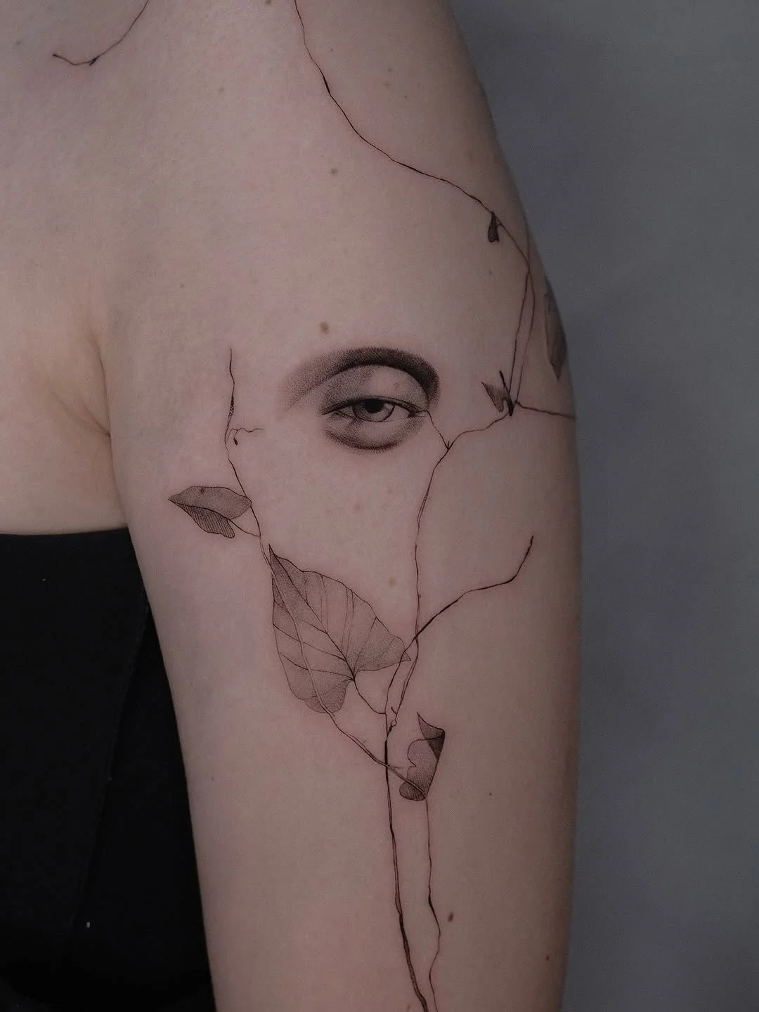 Artist | @blue____lu 
NOIA Guest Artist March 18-21 in 2026
Bookings > please check @blue____lu or use the link in our bio

Your skin. Your art. Your flow.

NO&Iuml;A | BERLIN

#berlintattooers #abstracttattoos #linetattoos #backtattoos #bodyartta