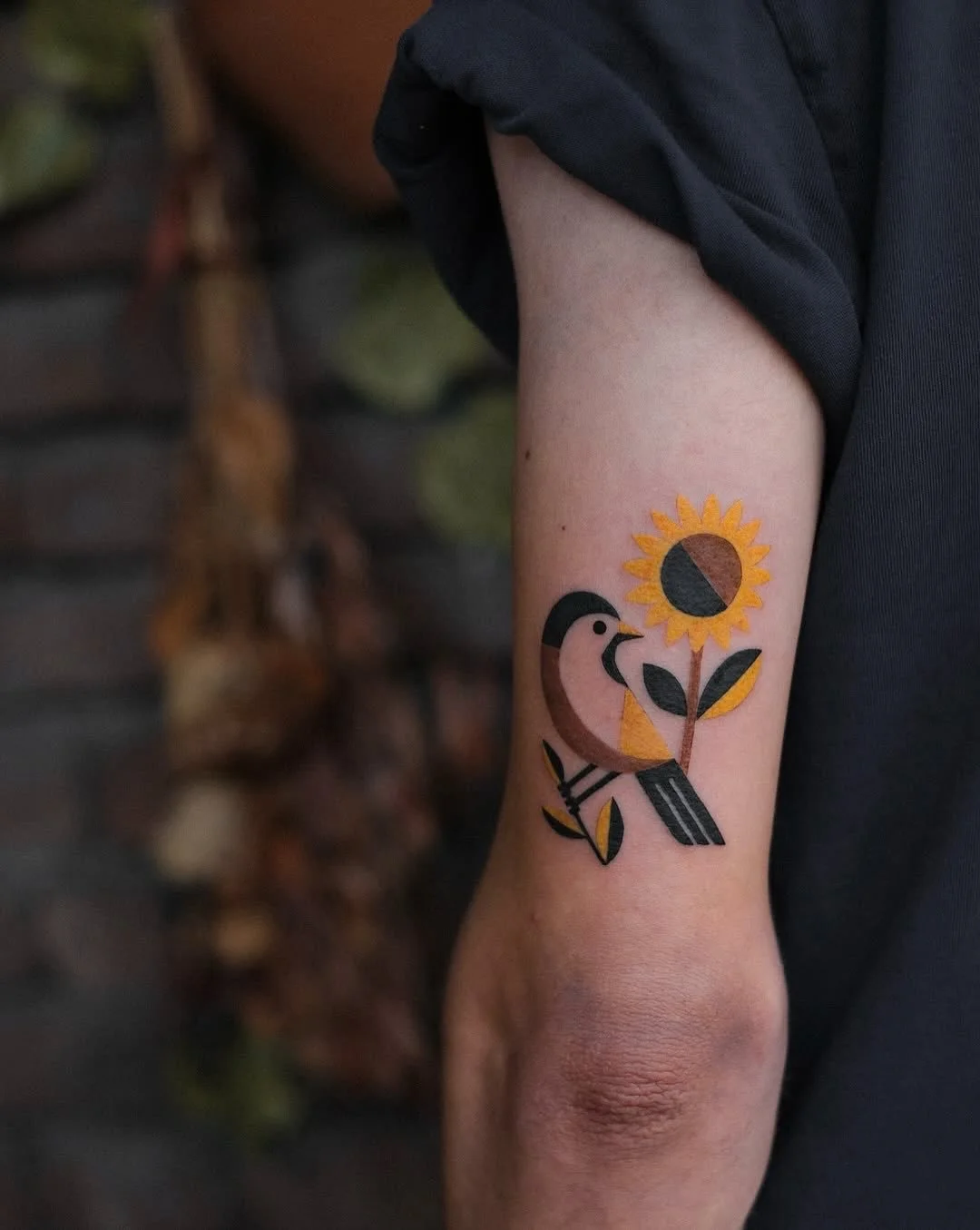 Artist | @kitbet_tattoo 
NOIA Guest Artist February /March 2026
Bookings > please check @kitbet_tattoo or use the link in our bio

Your skin. Your art. Your flow.

NO&Iuml;A | BERLIN

#berlintattooers #abstracttattoos #linetattoos #legtattoos #bod