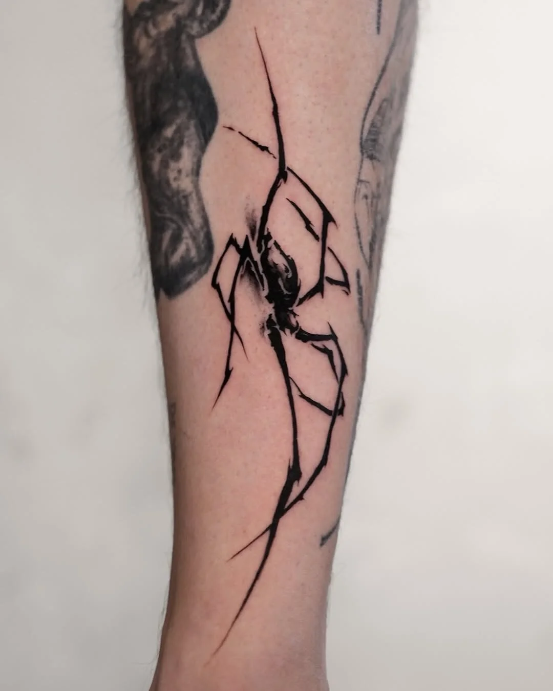 Artist | @kathensence 
NOIA Resident Artist
Bookings > please check @kathensence or use the link in our bio

Your skin. Your art. Your flow.

NO&Iuml;A | BERLIN

#berlintattoo #tattooartists #abstracttattoos #besttattoos #spidertattoos