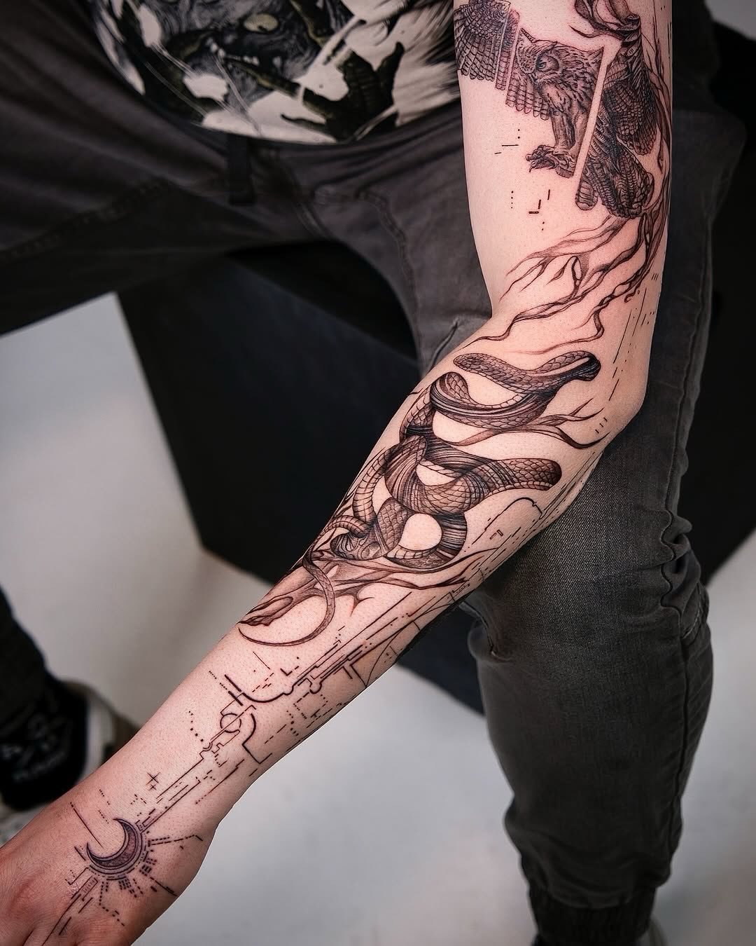 Artist | @dd_verba 
NOIA Guest Resident
Bookings > please check @dd_verba or use the link in our bio

Your skin. Your art. Your flow.

NO&Iuml;A | BERLIN

#berlintattooers #abstracttattoos #linetattoos #legtattoos #bodyarttattoo