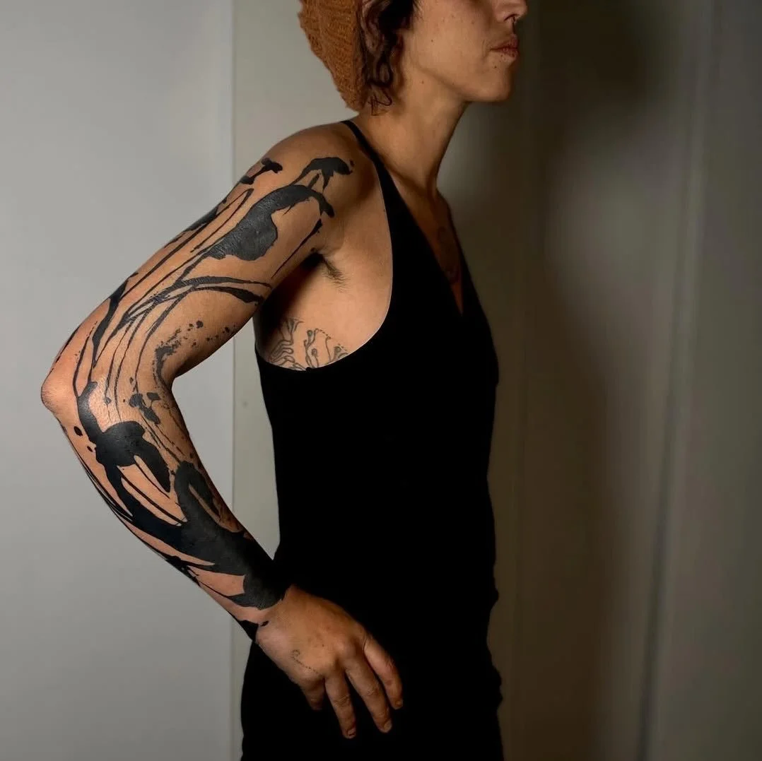 Artist | @lebar_chombi 
NOIA Guest Artist May 19-23 in 2026
Bookings > please check @lebar_chombi or use the link in our bio

Your skin. Your art. Your flow.

NO&Iuml;A | BERLIN

#berlintattooers #abstracttattoos #linetattoos #legtattoos #armtatto