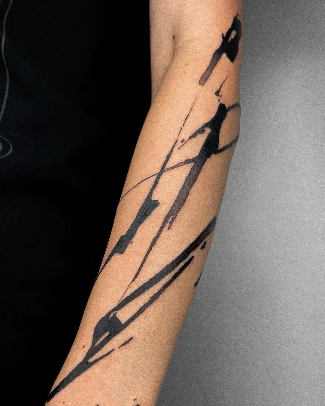 Artist | @stilinski.tattooer 
NOIA Guest Artist May 2-10 in 2026
Bookings > please check @stilinski.tattooer or use the link in our bio

Your skin. Your art. Your flow.

NO&Iuml;A | BERLIN

#berlintattooers #abstracttattoos #linetattoos #legtattoo