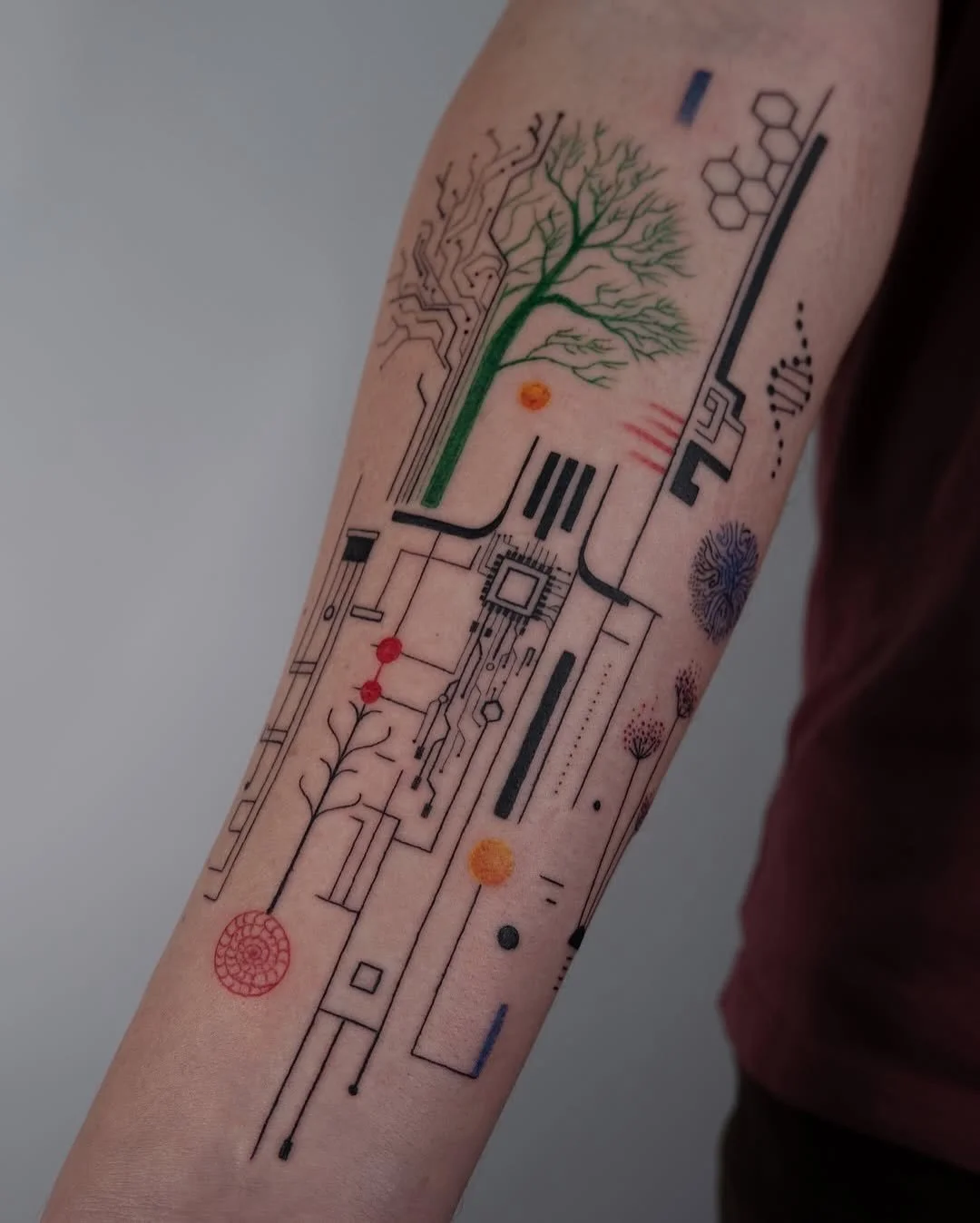 Artist | @kirii.lines 
NOIA Resident Artist
Bookings > please check @kirii.lines or use the link in our bio

Your skin. Your art. Your flow.

NO&Iuml;A | BERLIN

#berlintattoo #tattooartists #abstracttattoos #besttattoos #berlintattoostudio