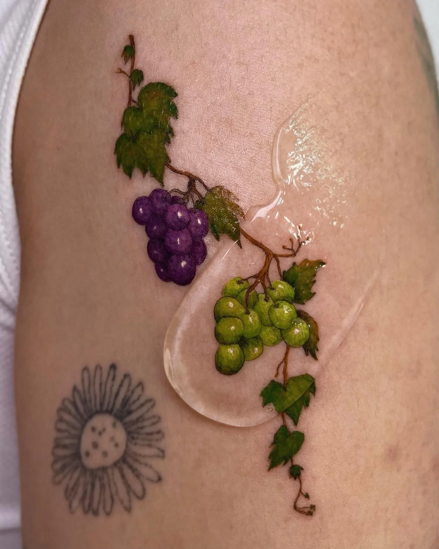 Artist | @nessi_tattoo 
NOIA Guest Artist April 2026
Bookings > please check @nessi_tattoo or use the link in our bio

Your skin. Your art. Your flow.

NO&Iuml;A | BERLIN

#berlintattooers #abstracttattoos #linetattoos #legtattoos #armtattoo