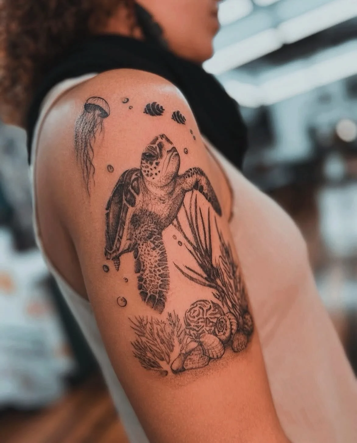 Artist | @olivia.ink 
NOIA Guest Artist April 26 in 2026
Bookings > please check @olivia.ink or use the link in our bio

Your skin. Your art. Your flow.

NO&Iuml;A | BERLIN

#berlintattooers #abstracttattoos #linetattoos #legtattoos #armtattoos