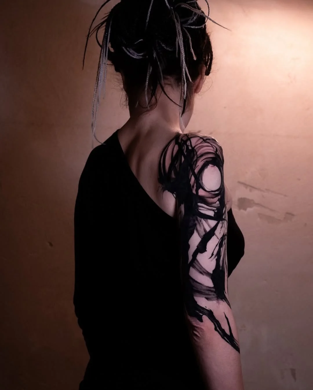 Artist | @kamus.flow 
NOIA Resident Artist 
Bookings > please check @kamus.flow or use the link in our bio

Your skin. Your art. Your flow. 

NO&Iuml;A | BERLIN

#berlin #tattoo #abstracttattoos #berlintattoo