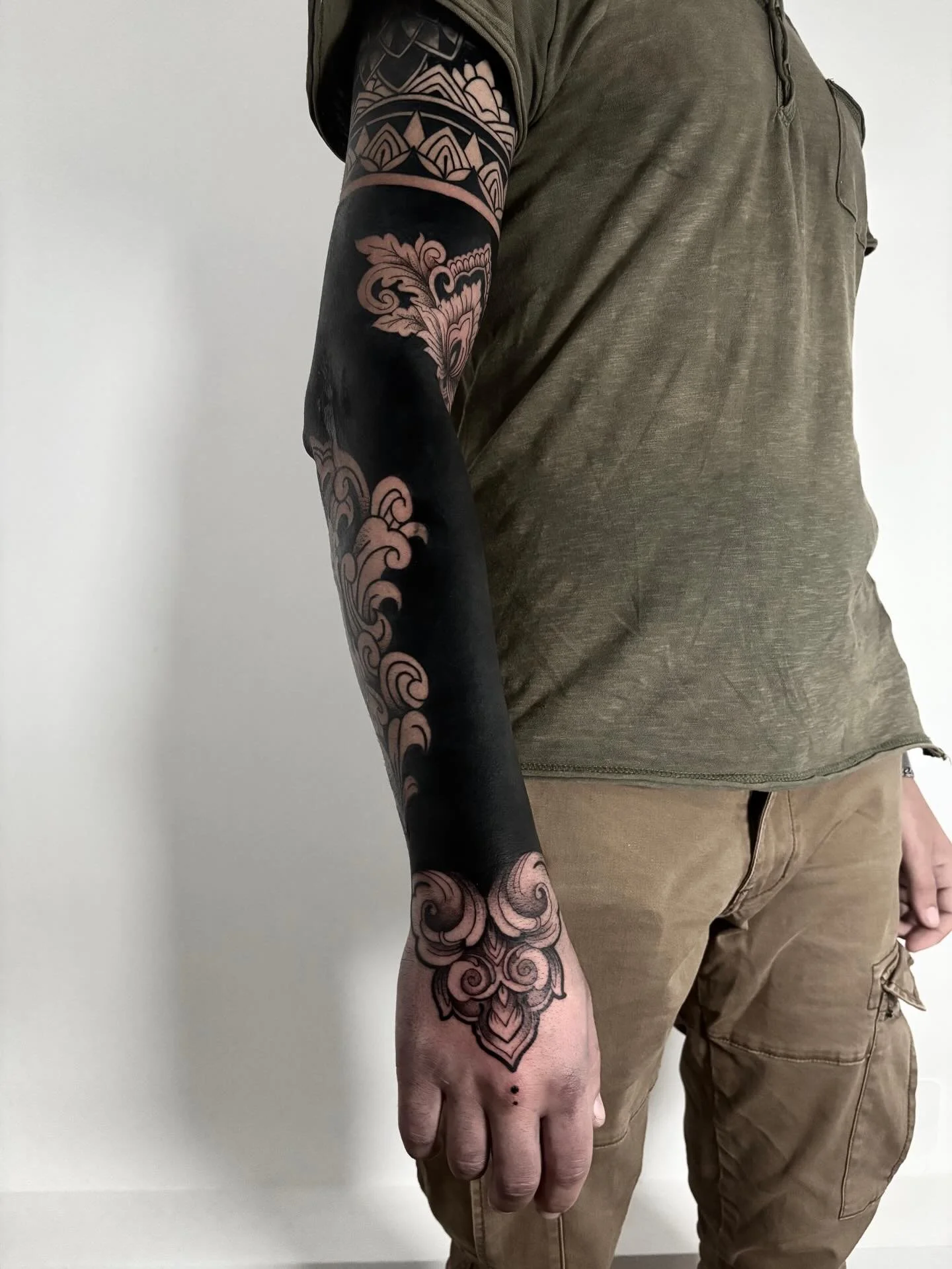 Artist | @raquel.tattooartist 
Guest Artist April 27-29 in 2026
Bookings > please check @raquel.tattooartist or use the link in our bio

Your skin. Your art. Your flow.

NO&Iuml;A | BERLIN

#tattoostudioberlin #besttattooart #bestartists #berlinta