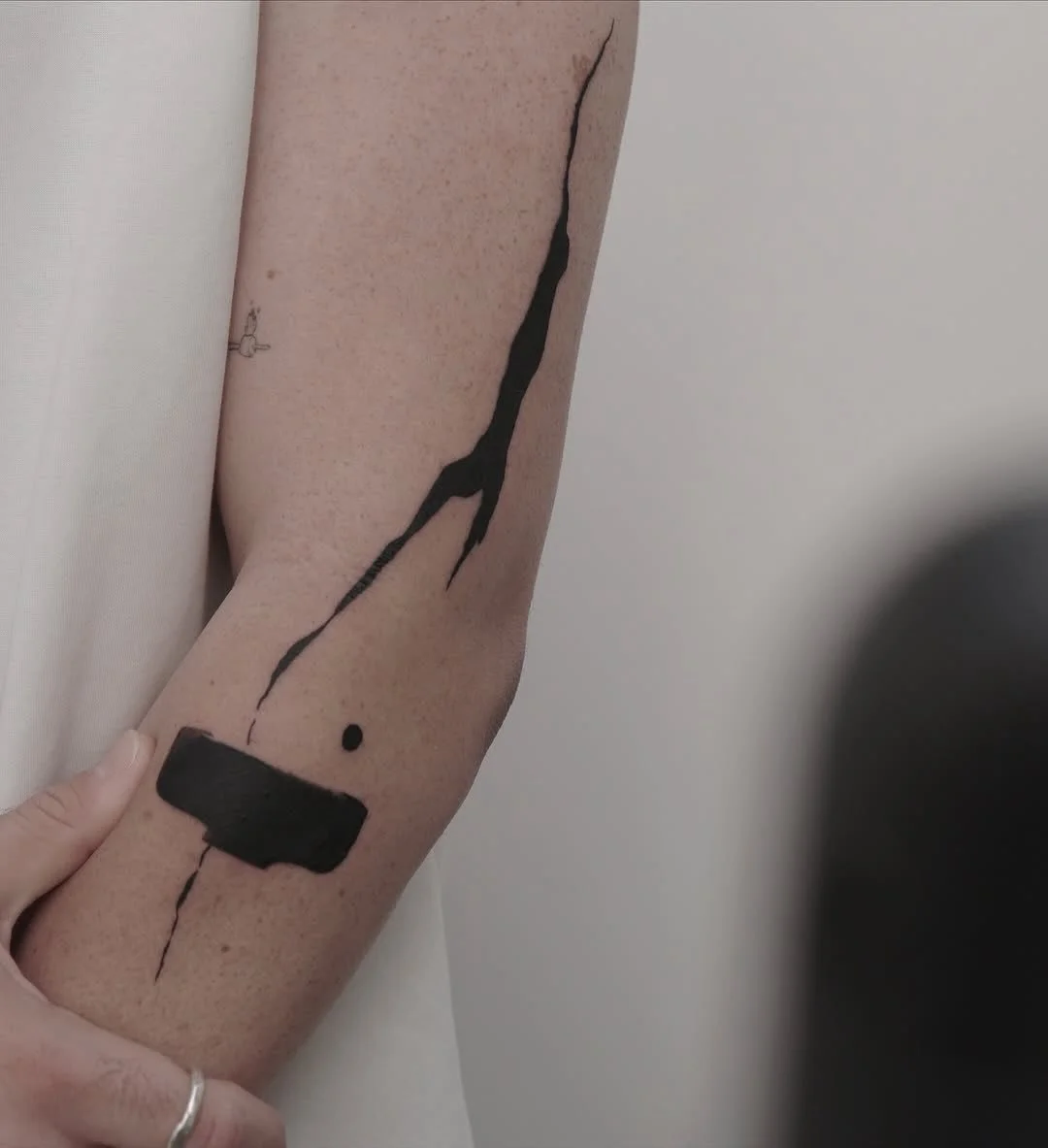 Artist | @obscuritenat_ 
Guest Artist April 28 - May 5 in 2026 (2slots left)
Bookings > please check @obscuritenat_ or use the link in our bio

Your skin. Your art. Your flow.

NO&Iuml;A | BERLIN

#tattoo #berlintattoo #tattooart #abstracttattoos 