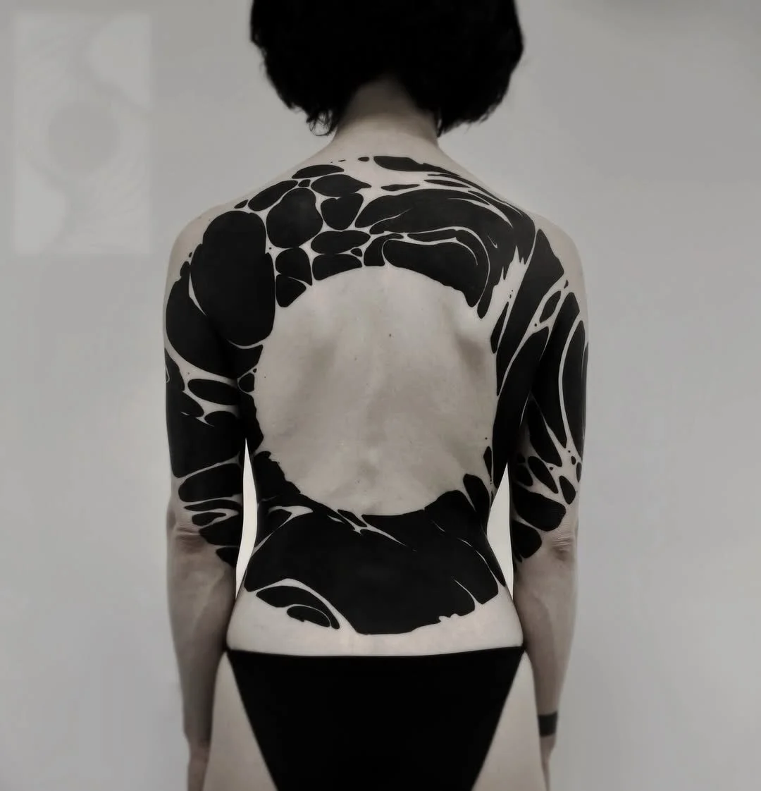 Artist | @vlkttt 
NOIA Guest artist May 6-10 in 2026
Bookings > please check @vlkttt or use the link in our bio

Your skin. Your art. Your flow.

NO&Iuml;A | BERLIN

#berlintattoostudio #abstractart #abstracttattoo #tattooberlin #bestattooartists