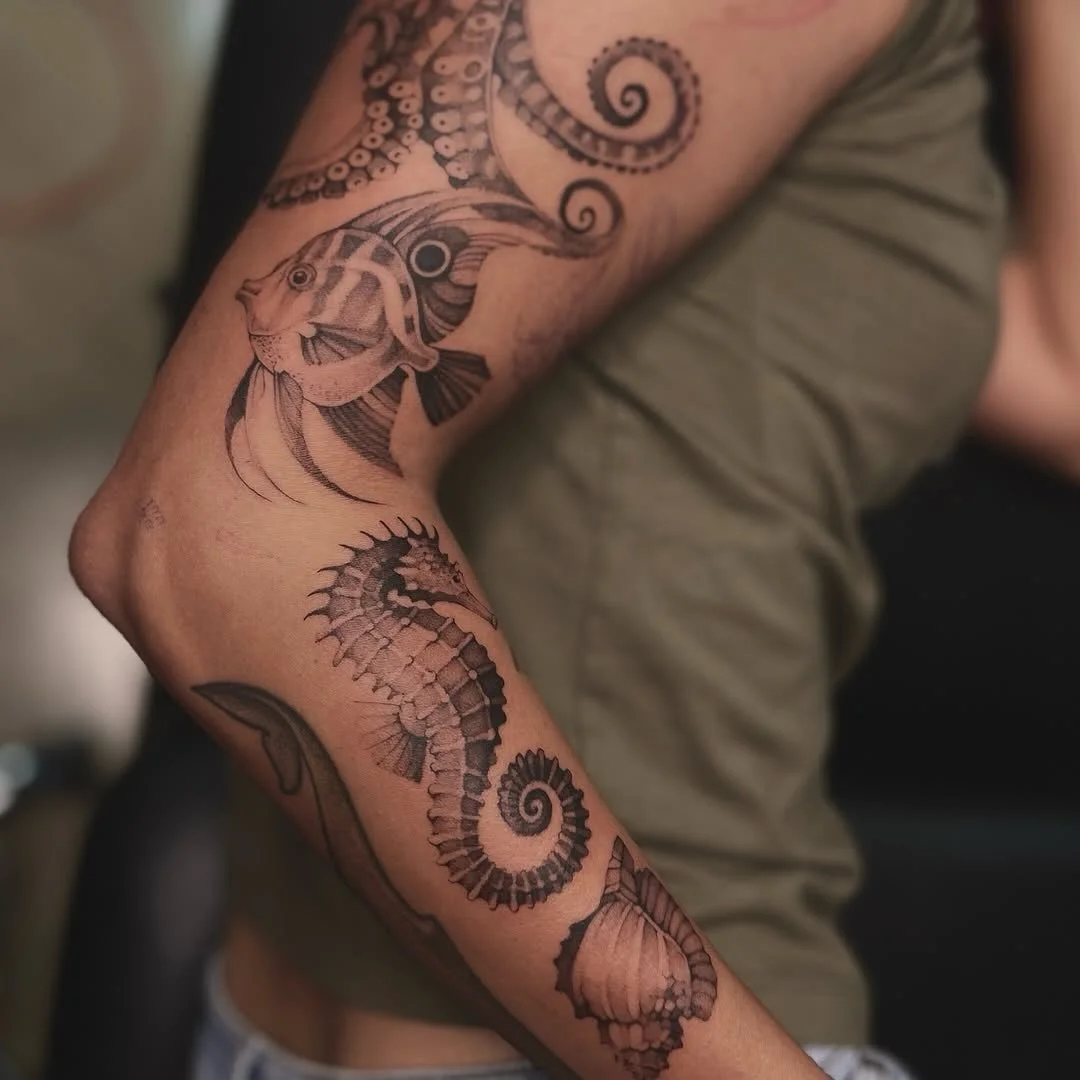Artist | @maga.tattoo 
NOIA Guest artist May 14-16 in 2026
Bookings > please check @maga.tattoo or use the link in our bio

Your skin. Your art. Your flow.

NO&Iuml;A | BERLIN

#berlintattoostudio #abstractart #abstracttattoo #tattooberlin #bestat