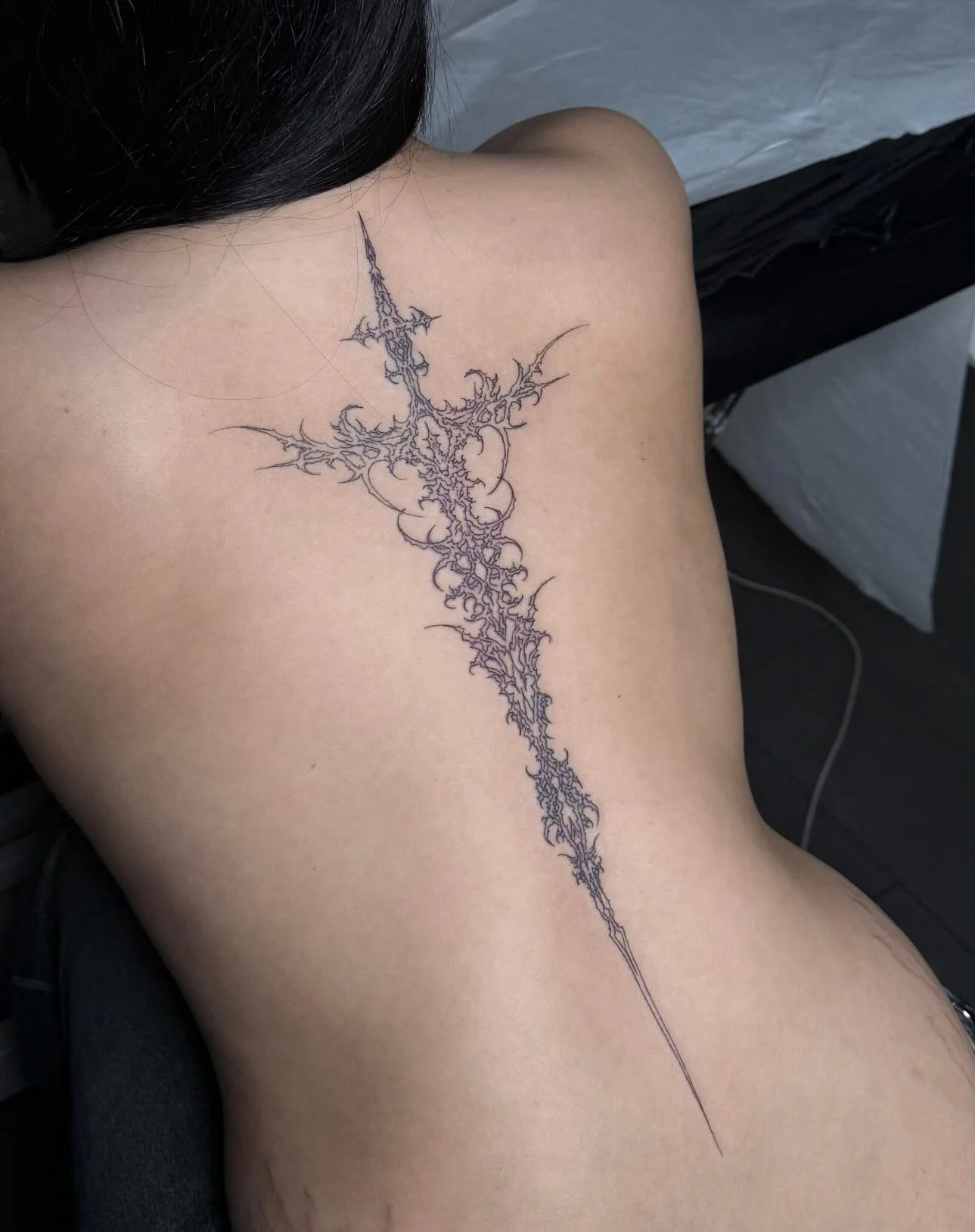 We invite artists whose work you&rsquo;d recognize right away
@piilxr.ink is one of them
Her ornamental language is entirely her own, baroque spirals, gothic swords, floral back pieces layered with calligraphy. Every piece carries a world inside it

