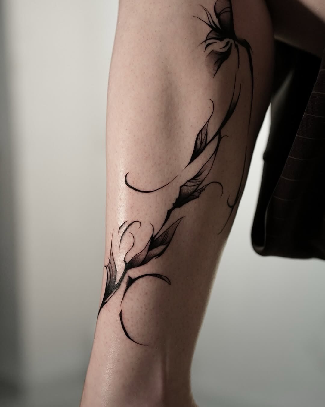 Fluid, dark, and impossibly elegant. The way our resident artist @kathensence lets the botanical forms breathe across the skin &mdash; no filler, no noise, just pure intention in every line 🖤

For bookings, please contact @kathensence or book your s