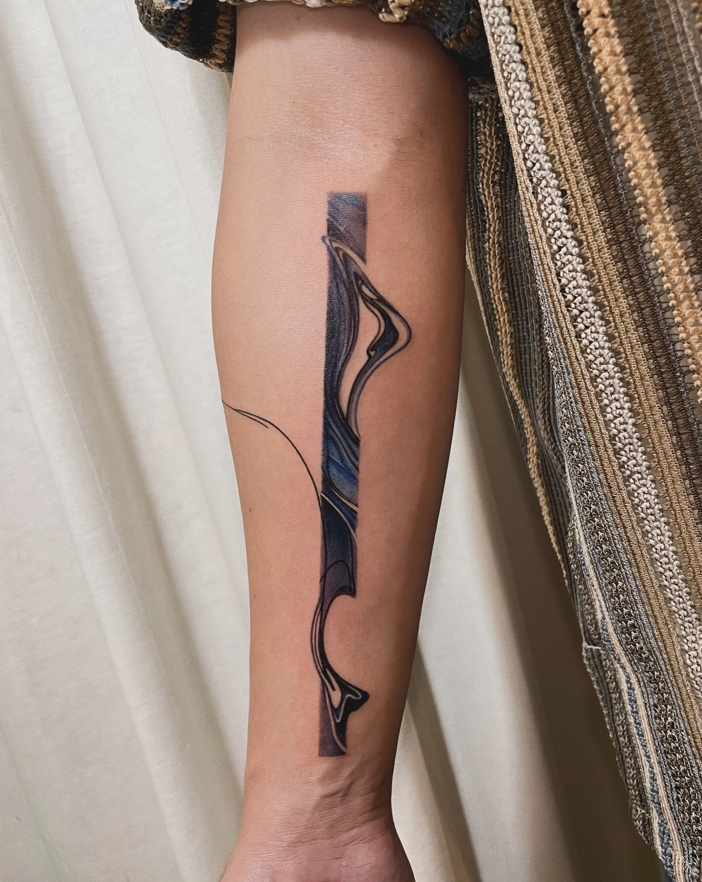 GUEST ARTIST @little.rennn lets liquid blues and violets swirl through sharp-edged forms, while a single fine line drifts off across the skin. 
Please check her profile also for the amazing pets, Ren is turning your companion into a little piece of a