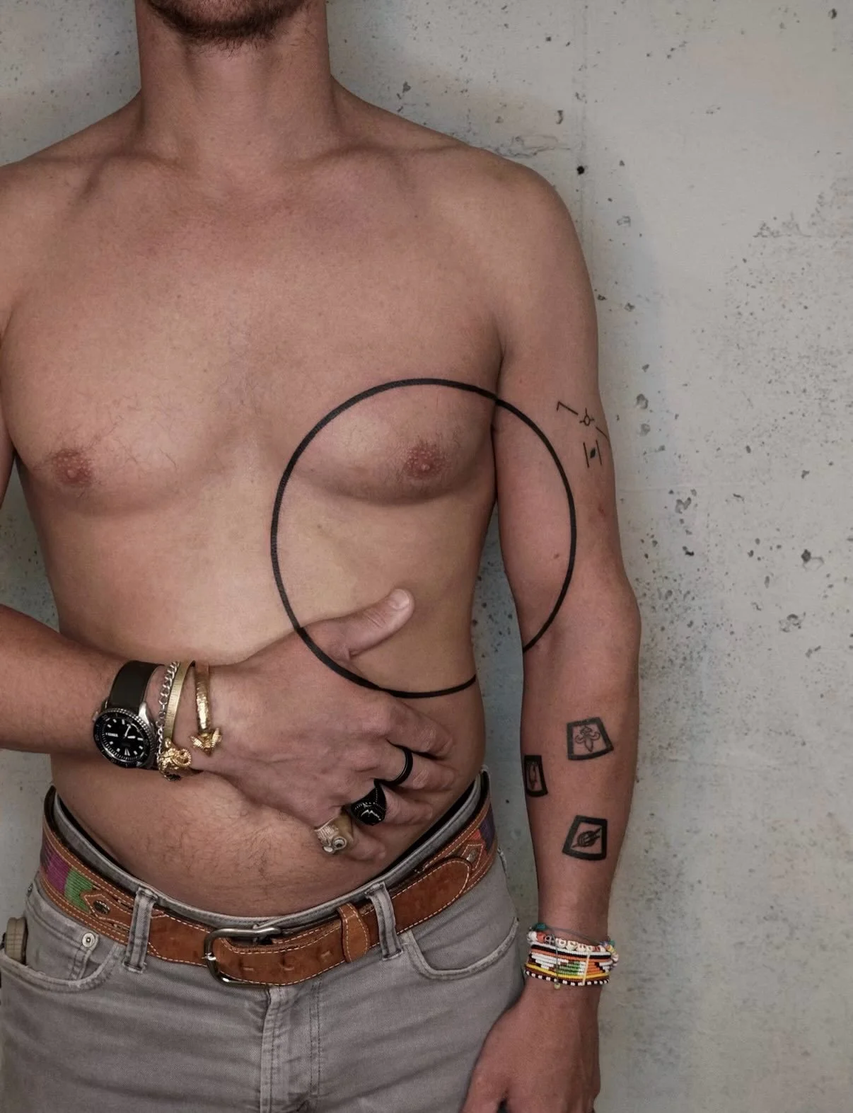 We&rsquo;re excited to welcome our dear friend and handpoke artist @pablogomez to the studio December 2&ndash;12!

Pablo&rsquo;s work is all about the line: minimal, architectural compositions that trace the body&rsquo;s natural flow, from spine to s