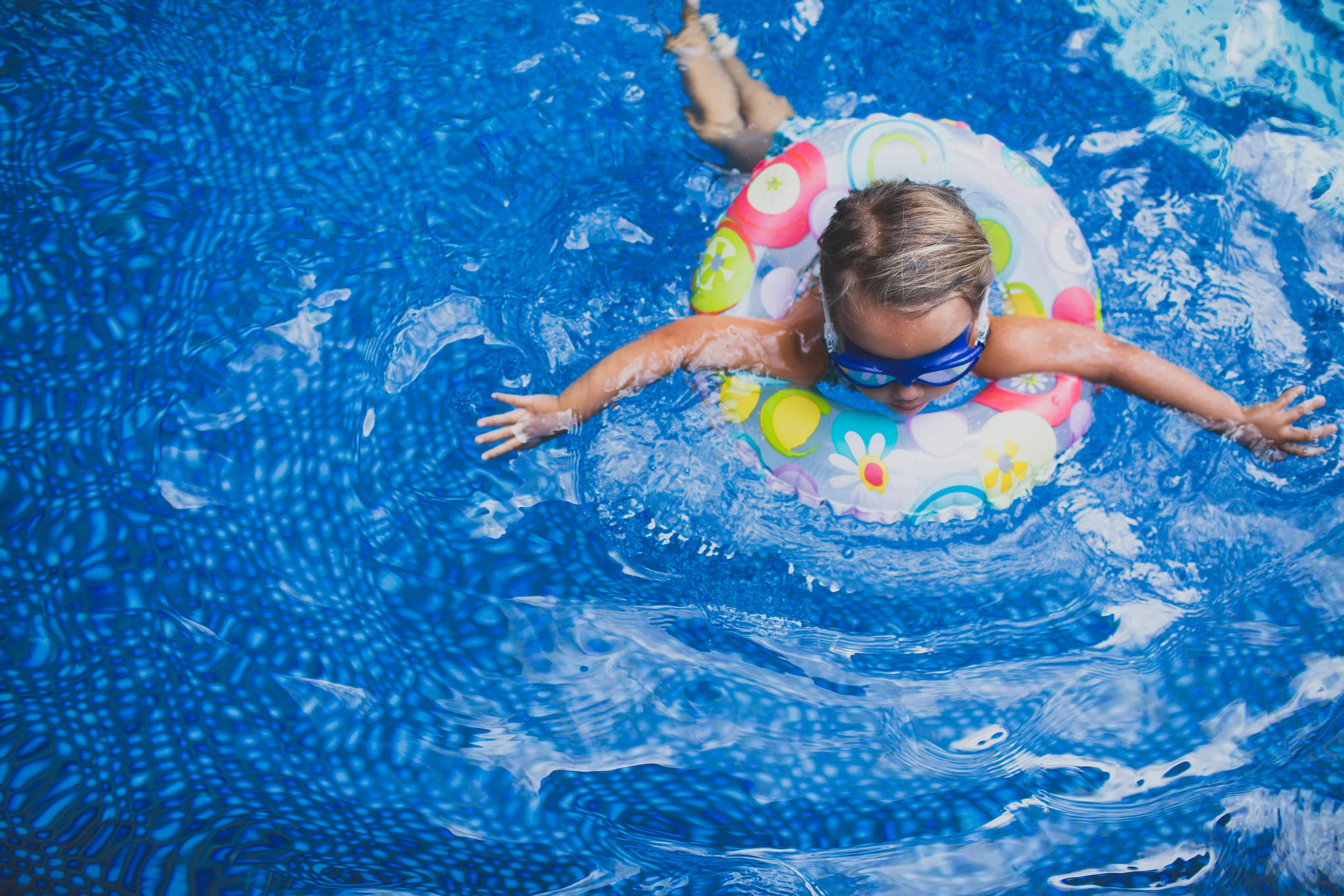 kid-in-swimming-pool-with-floatie-ring_t20_QQx4Za.jpg