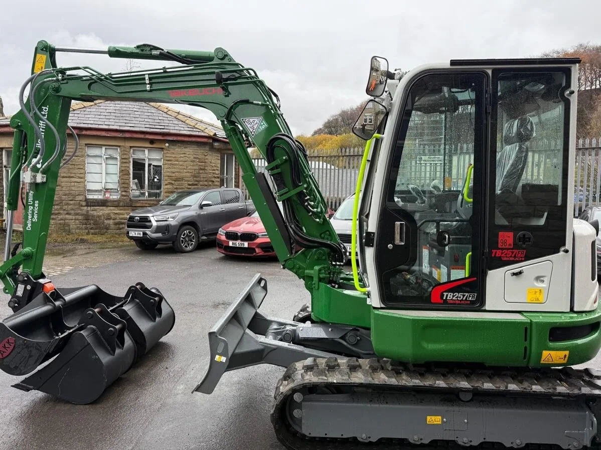 Absolute pleasure to deal with you once again Anthony Kilgarriff 2 @takeuchiuk  Excavators into your fleet for your growing utility service business.

The Takeuchi TB290-2 and TB257R have come up really well in your Ak Kilgarriff Ltd corporate colour