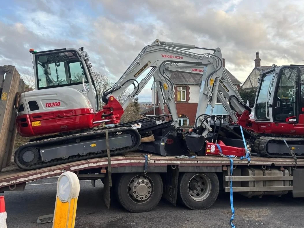 Double @takeuchiuk Machine Delivery day for N.L Utilities 2 x TB260s taking their Fleet off Takeuchi Excavators into double figures.

Great to do business once again Nick and Paul much appreciated as always.

#utilities #groundworks #construction #ex