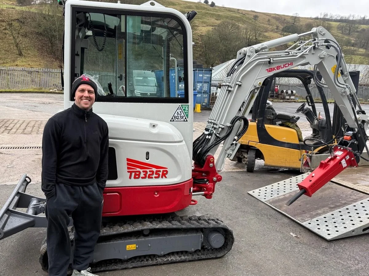 Many Thanks Tony from Advanced Gas Utilities following on from their purchase of a Takeuchi TB217R last week now with his new Takeuchi TB325R ready for the water contract kicking off on Monday for JN Civils 

#utilities #groundworks #construction #ex
