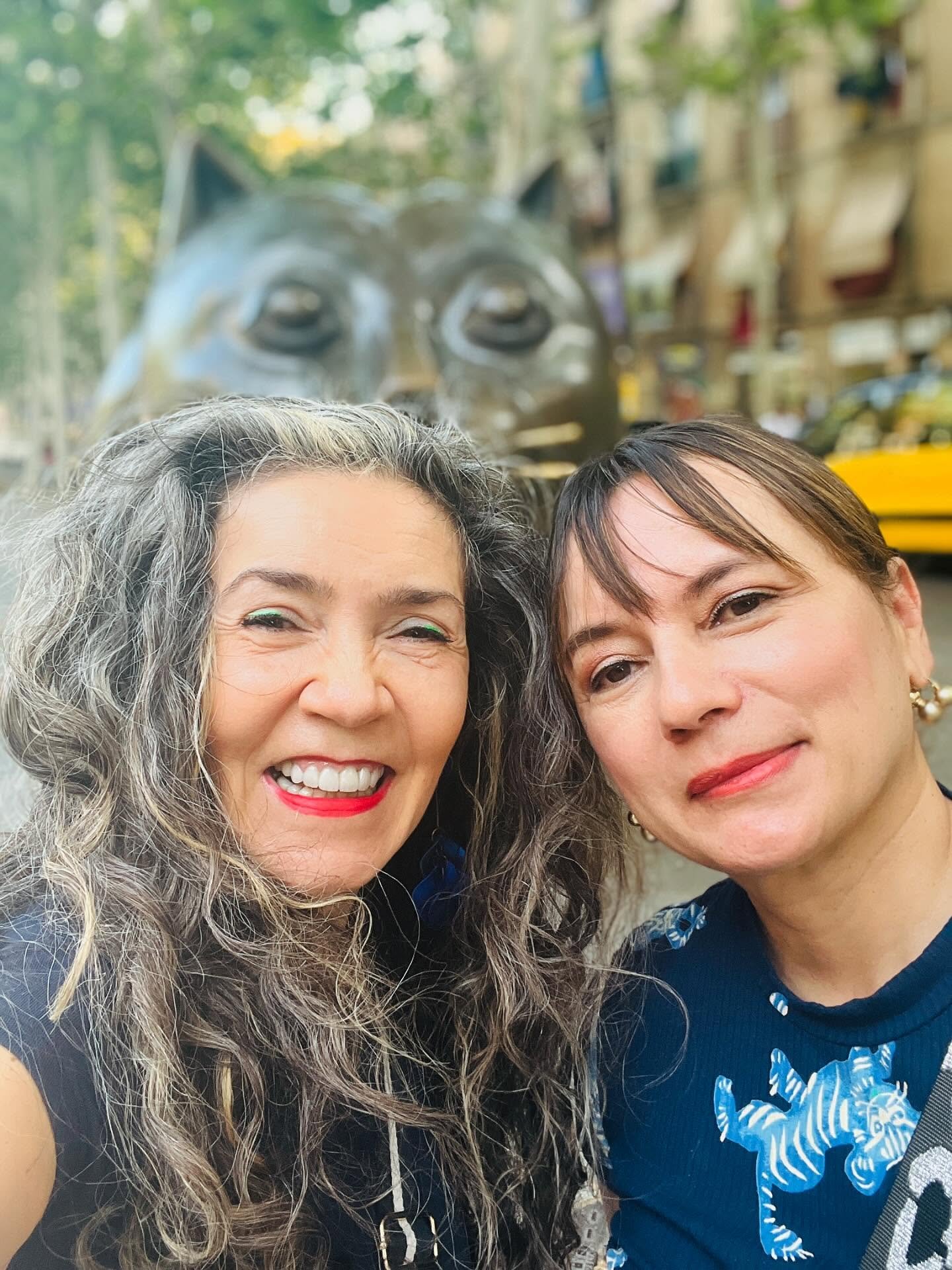 🇪🇸 !Qu&eacute; alegr&iacute;a encontrarme en Barcelona con mi amiga de la facultad de medicina, Liliana Mazzilli! Recordamos los tiempos de la universidad y celebramos tantos a&ntilde;os de amistad. Hoy hace 33 a&ntilde;os que nos graduamos de m&ea