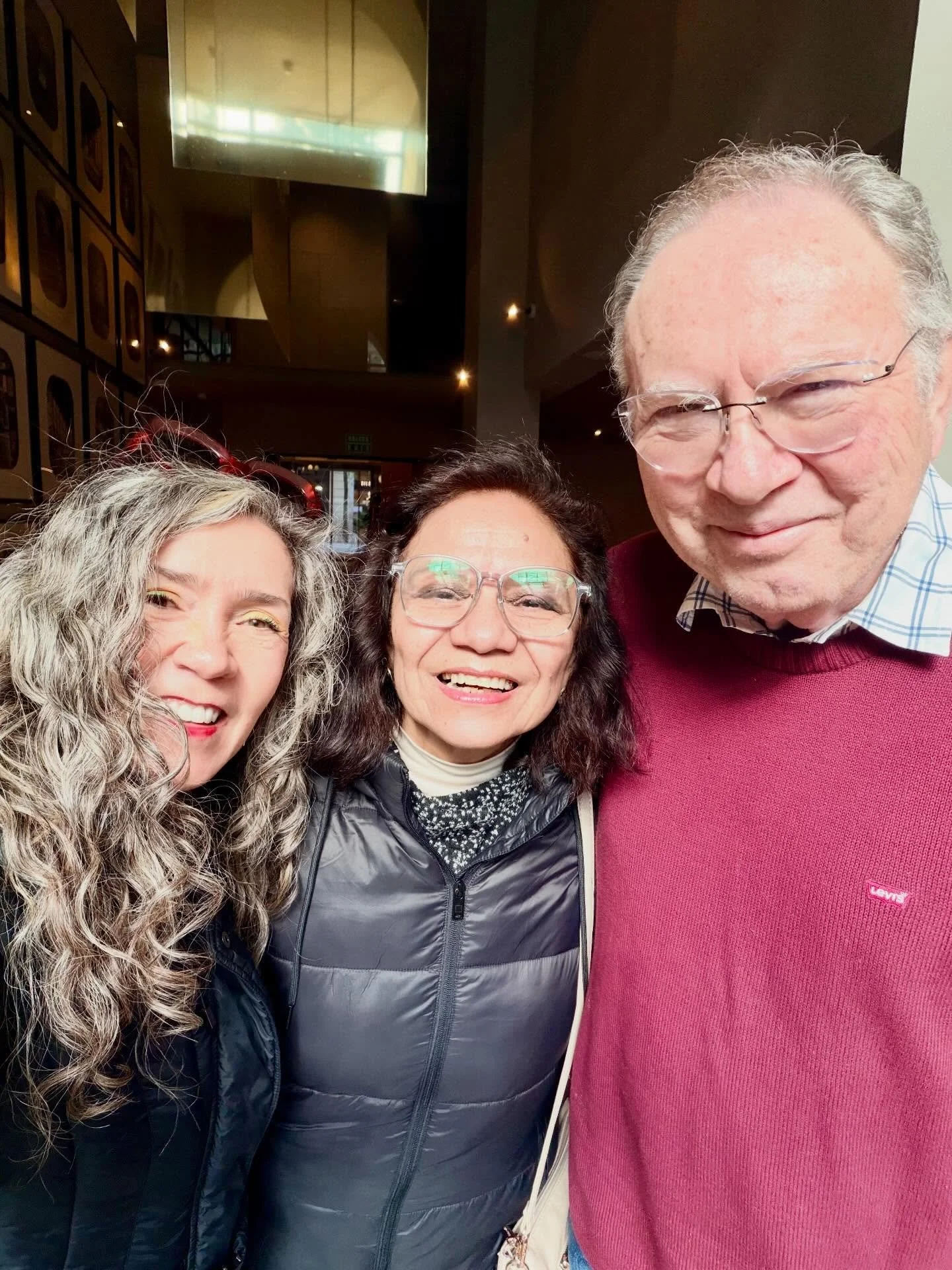 🇬🇧
Today I had a special joy in Barcelona: I finally met in person the Mexican composer Luis Enrique Gonz&aacute;lez Medina and his wife Lourdes.

We have been in touch for more than 20 years, sharing his music and his vocal works, which I have alw