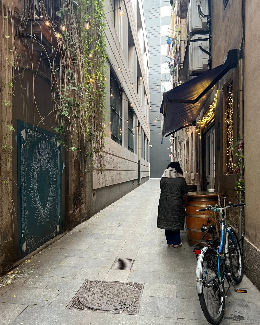 "Camino por tus calles antiguas,
de piedra gastada y memoria.

Barcelona."

#newcomposicion #newsong #loveletter #barcelona