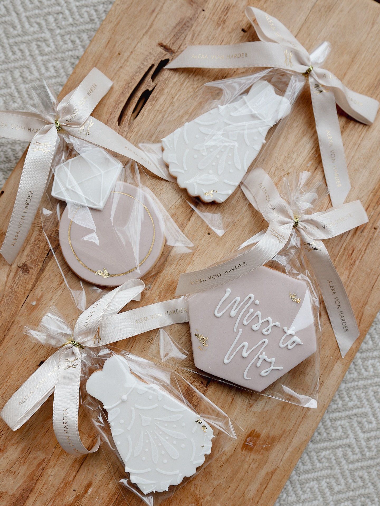 Unsere Cookies eignen sich perfekt als Gastgeschenk f&uuml;r eure Hochzeit oder JGA! Es ist &uuml;brigens auch m&ouml;glich einen eigenen Stempel f&uuml;r euch anzufertigen. 🕊️🤍

#weddingcookie #cookies #cookiedecorating #weddinginspo #weddinggift 